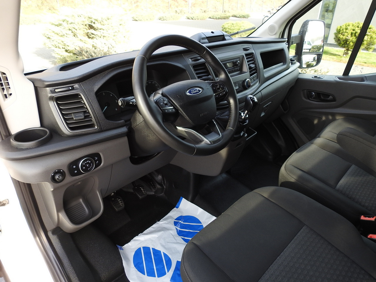 FORD TRANSIT BOX LIFT 8 PALLETS CRUISE CONTROL AIR CONDITIONING 130HP - Kamioncine me kontinier: foto 2 FORD TRANSIT BOX LIFT 8 PALLETS CRUISE CONTROL AIR CONDITIONING 130HP - Kamioncine me kontinier: foto 2