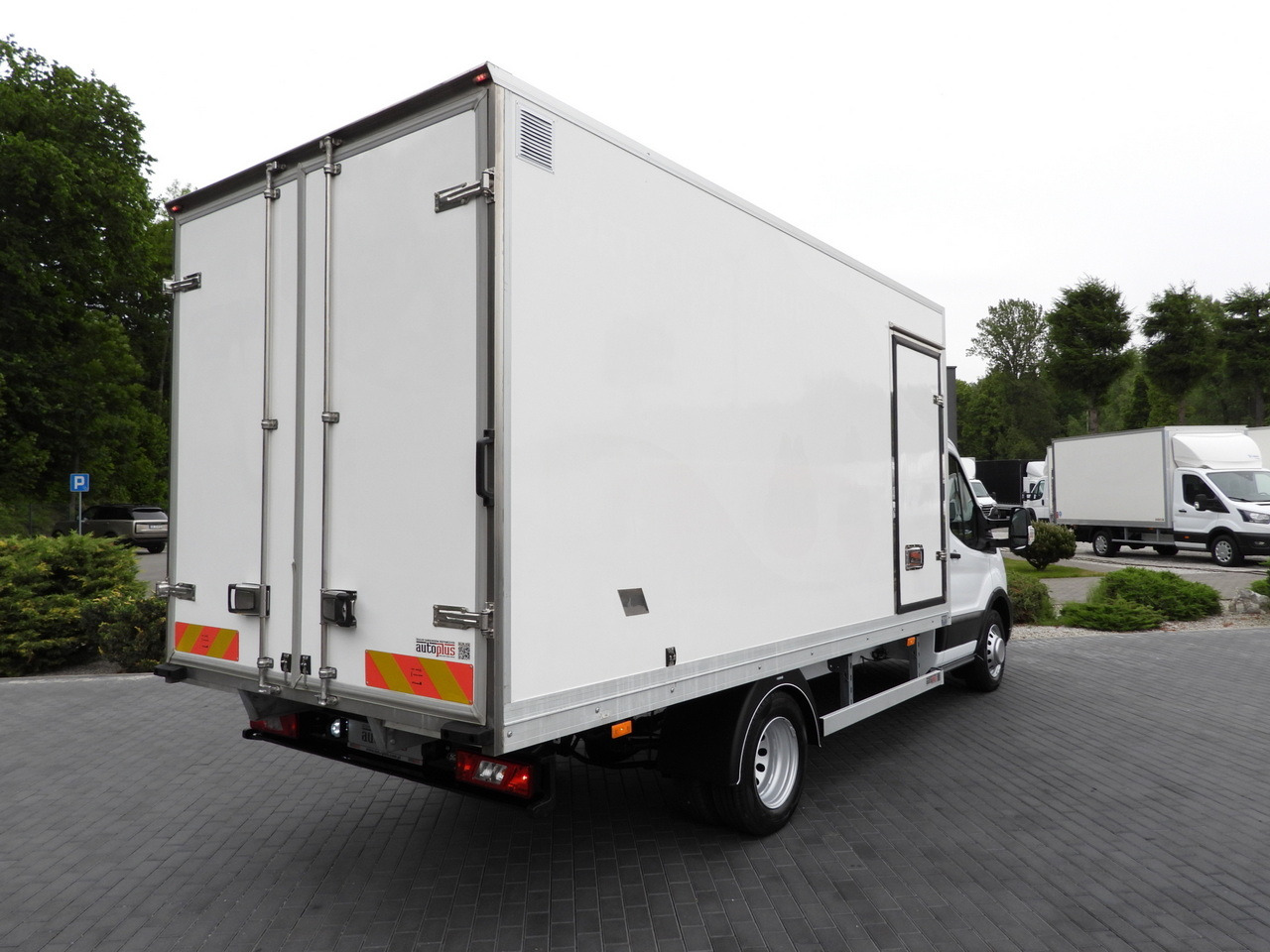 FORD TRANSIT BOX / REFRIGERATOR BOX 5*C / CRUISE CONTROL LED LIGHTS TWIN WHEELS AIR CONDITIONING 130HP - Kamioncine me kontinier: foto 3 FORD TRANSIT BOX / REFRIGERATOR BOX 5*C / CRUISE CONTROL LED LIGHTS TWIN WHEELS AIR CONDITIONING 130HP - Kamioncine me kontinier: foto 3