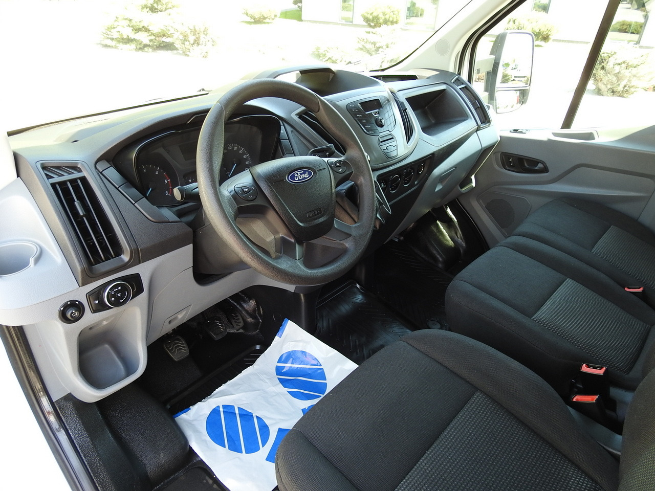 FORD TRANSIT STAKE BODY DOUBLE CABIN DOKA 7 SEATS AIR CONDITIONING 130HP - Kamioncine dopio kabinë: foto 2 FORD TRANSIT STAKE BODY DOUBLE CABIN DOKA 7 SEATS AIR CONDITIONING 130HP - Kamioncine dopio kabinë: foto 2