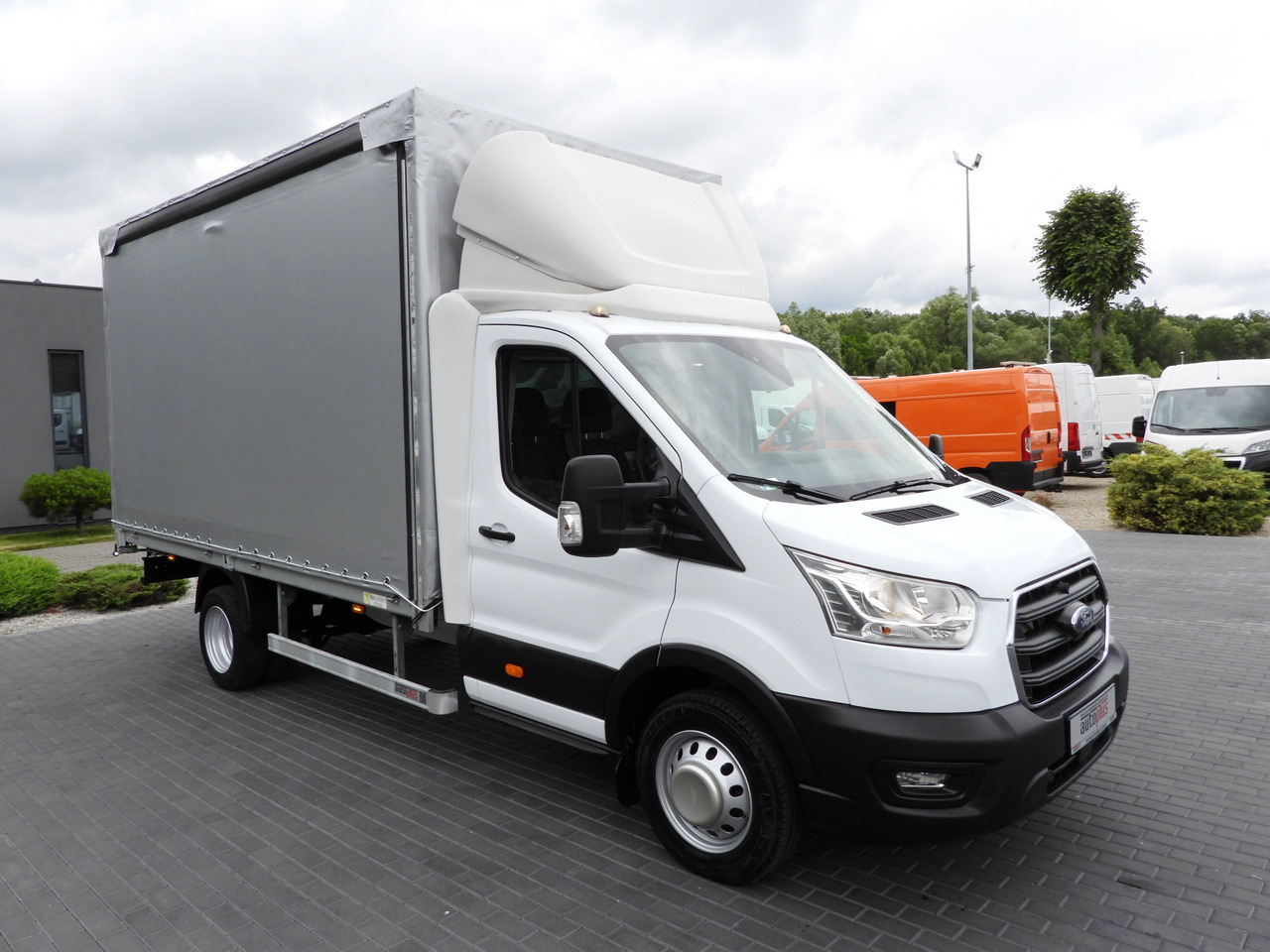 FORD TRANSIT TARPAULIN 8 PALLETS CRUISE CONTROL LED LIGHTS TWIN WHEELS AIR CONDITIONING 130HP - Kamioncine me tendë: foto 4 FORD TRANSIT TARPAULIN 8 PALLETS CRUISE CONTROL LED LIGHTS TWIN WHEELS AIR CONDITIONING 130HP - Kamioncine me tendë: foto 4