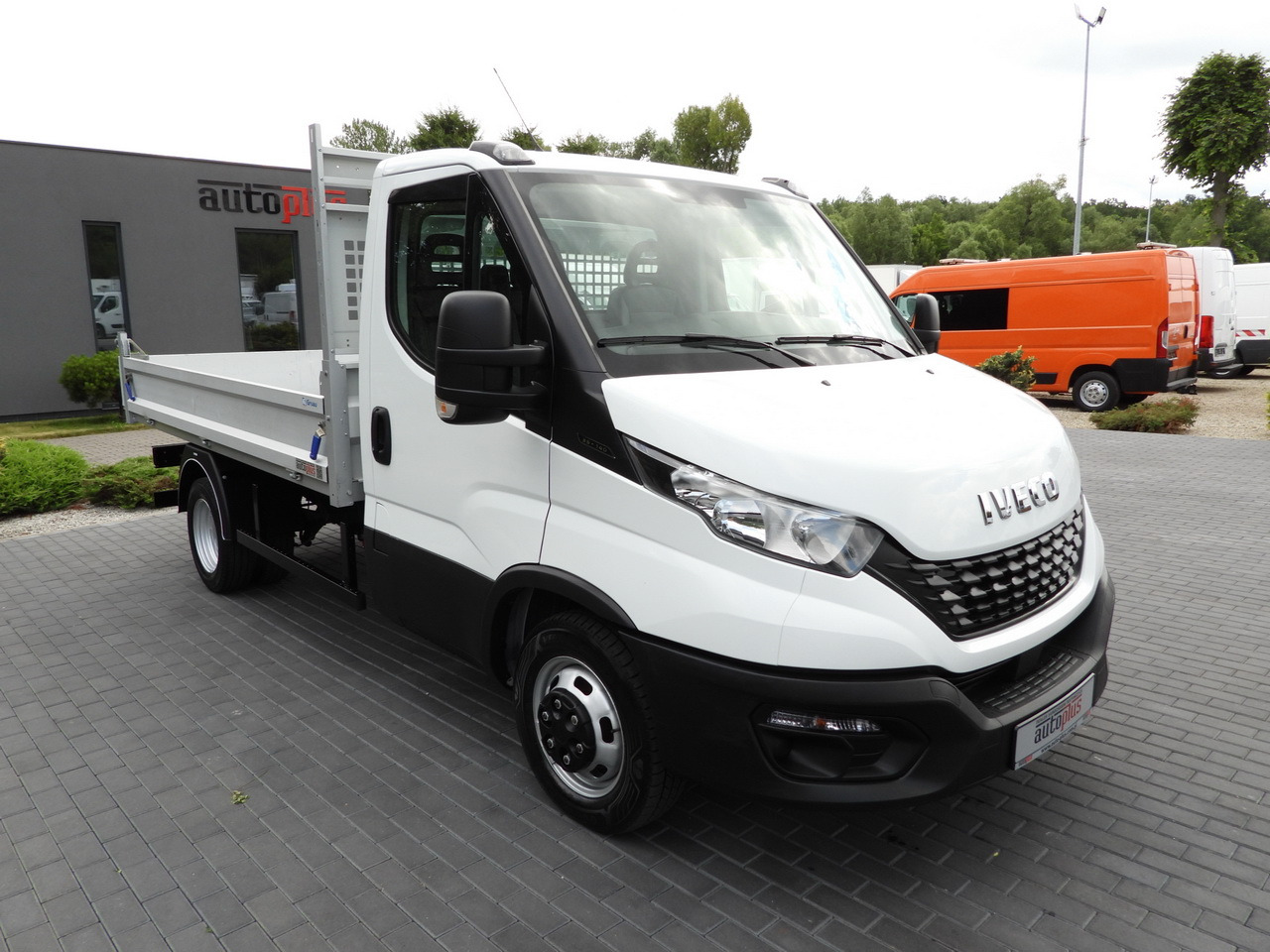 IVECO DAILY 35C14 CRUISE CONTROL TWIN WHEELS AIR CONDITIONING 140HP - Kamioncine vetëshkarkuese: foto 4 IVECO DAILY 35C14 CRUISE CONTROL TWIN WHEELS AIR CONDITIONING 140HP - Kamioncine vetëshkarkuese: foto 4
