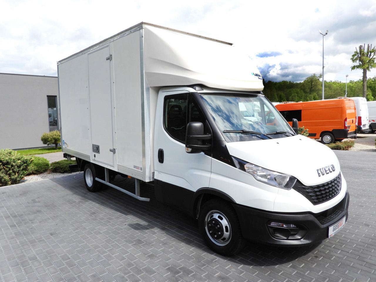 IVECO DAILY 35C16 BOX LIFT 8 PALLETS CRUISE CONTROL TWIN WHEELS AIR CONDITIONING 160HP - Kamioncine me kontinier: foto 4 IVECO DAILY 35C16 BOX LIFT 8 PALLETS CRUISE CONTROL TWIN WHEELS AIR CONDITIONING 160HP - Kamioncine me kontinier: foto 4