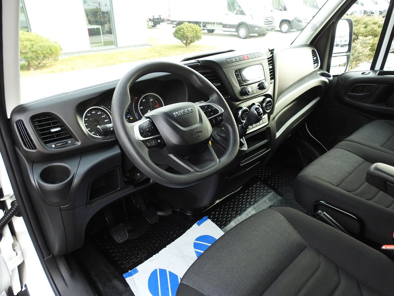 IVECO DAILY 35C16 BOX LIFT 8 PALLETS CRUISE CONTROL TWIN WHEELS AIR CONDITIONING 160HP - Kamioncine me kontinier: foto 2 IVECO DAILY 35C16 BOX LIFT 8 PALLETS CRUISE CONTROL TWIN WHEELS AIR CONDITIONING 160HP - Kamioncine me kontinier: foto 2