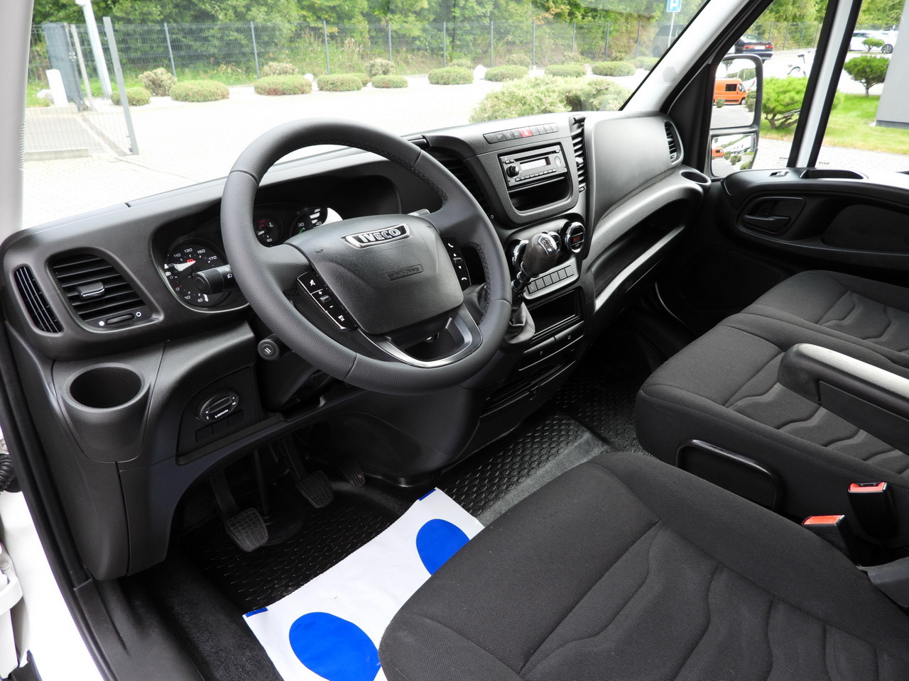 IVECO DAILY 35C17 STAKE BODY DOUBLE CABIN DOKA 7 SEATS CRUISE CONTROL TWIN WHEELS AIR CONDITIONING 170HP - Kamioncine me karroceri: foto 2 IVECO DAILY 35C17 STAKE BODY DOUBLE CABIN DOKA 7 SEATS CRUISE CONTROL TWIN WHEELS AIR CONDITIONING 170HP - Kamioncine me karroceri: foto 2