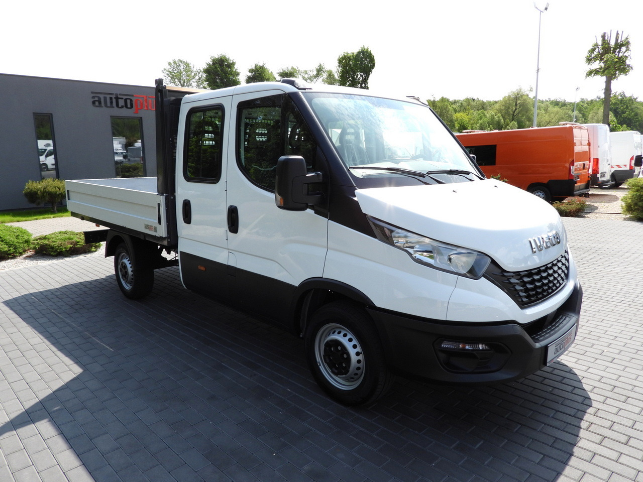 IVECO DAILY 35S12 STAKE BODY DOUBLE CABIN DOKA 7 SEATS AIR CONDITIONING 120HP - Kamioncine dopio kabinë: foto 4 IVECO DAILY 35S12 STAKE BODY DOUBLE CABIN DOKA 7 SEATS AIR CONDITIONING 120HP - Kamioncine dopio kabinë: foto 4