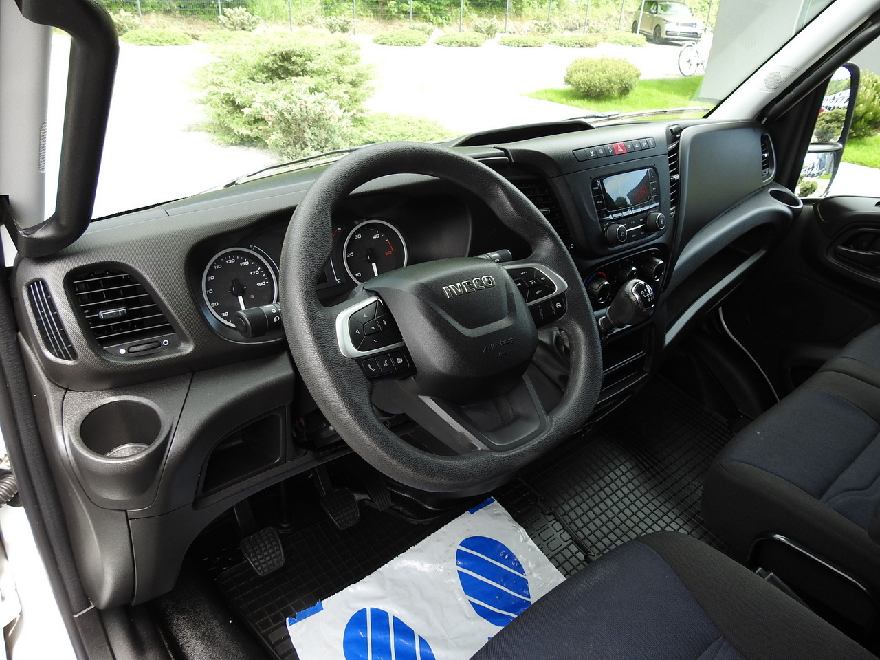 IVECO DAILY 35S14 8 PALLETS CRUISE CONTROL TWIN WHEELS AIR CONDITIONING 140HP - Kamioncine me kontinier: foto 2 IVECO DAILY 35S14 8 PALLETS CRUISE CONTROL TWIN WHEELS AIR CONDITIONING 140HP - Kamioncine me kontinier: foto 2