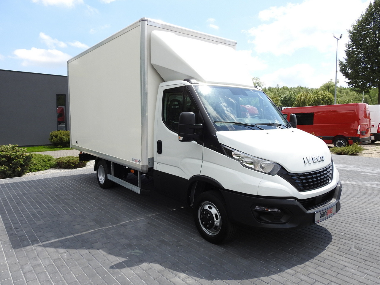 IVECO DAILY 35S14 8 PALLETS CRUISE CONTROL TWIN WHEELS AIR CONDITIONING 140HP - Kamioncine me kontinier: foto 4 IVECO DAILY 35S14 8 PALLETS CRUISE CONTROL TWIN WHEELS AIR CONDITIONING 140HP - Kamioncine me kontinier: foto 4