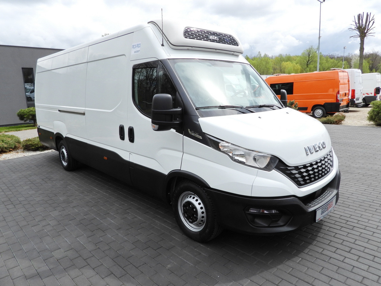 IVECO DAILY 35S14 REFRIGERATOR VAN 0*C POWER SUPPLY 230V CRUISE CONTROL AUTOMATIC TRANSMISSION HI-MATIC AIR CONDITIONING 140HP - Furgon frigorifer: foto 4 IVECO DAILY 35S14 REFRIGERATOR VAN 0*C POWER SUPPLY 230V CRUISE CONTROL AUTOMATIC TRANSMISSION HI-MATIC AIR CONDITIONING 140HP - Furgon frigorifer: foto 4