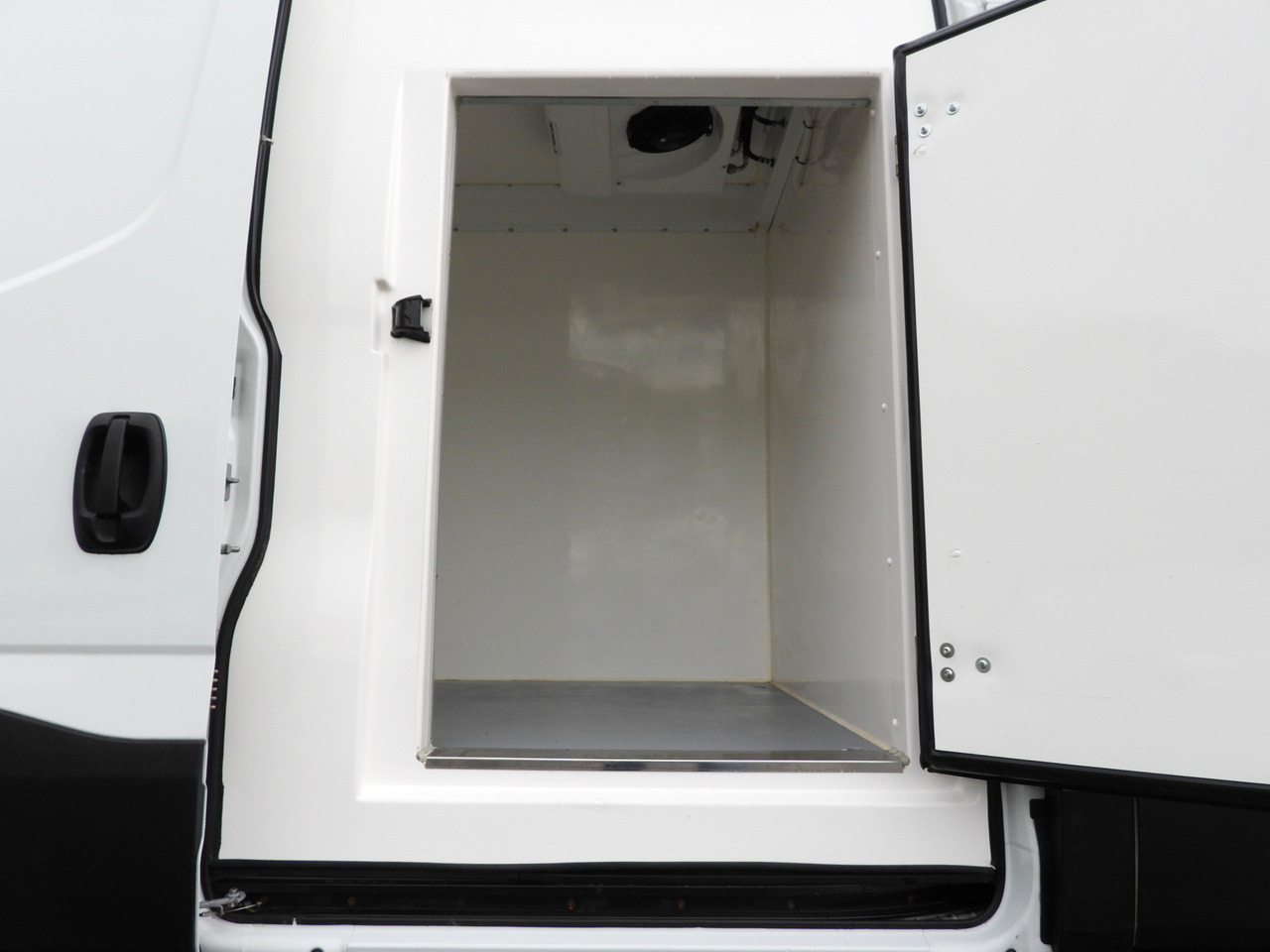 Furgon frigorifer IVECO DAILY 35S14 REFRIGERATOR VAN -10*C POWER SUPPLY 230V CRUISE CONTROL AUTOMATIC TRANSMISSION HI-MATIC AIR CONDITIONING 140HP: foto 29 Furgon frigorifer IVECO DAILY 35S14 REFRIGERATOR VAN -10*C POWER SUPPLY 230V CRUISE CONTROL AUTOMATIC TRANSMISSION HI-MATIC AIR CONDITIONING 140HP: foto 29