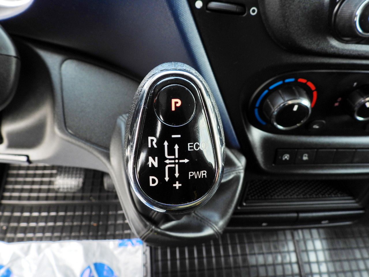 Furgon frigorifer IVECO DAILY 35S14 REFRIGERATOR VAN -10*C POWER SUPPLY 230V CRUISE CONTROL AUTOMATIC TRANSMISSION HI-MATIC AIR CONDITIONING 140HP: foto 40 Furgon frigorifer IVECO DAILY 35S14 REFRIGERATOR VAN -10*C POWER SUPPLY 230V CRUISE CONTROL AUTOMATIC TRANSMISSION HI-MATIC AIR CONDITIONING 140HP: foto 40