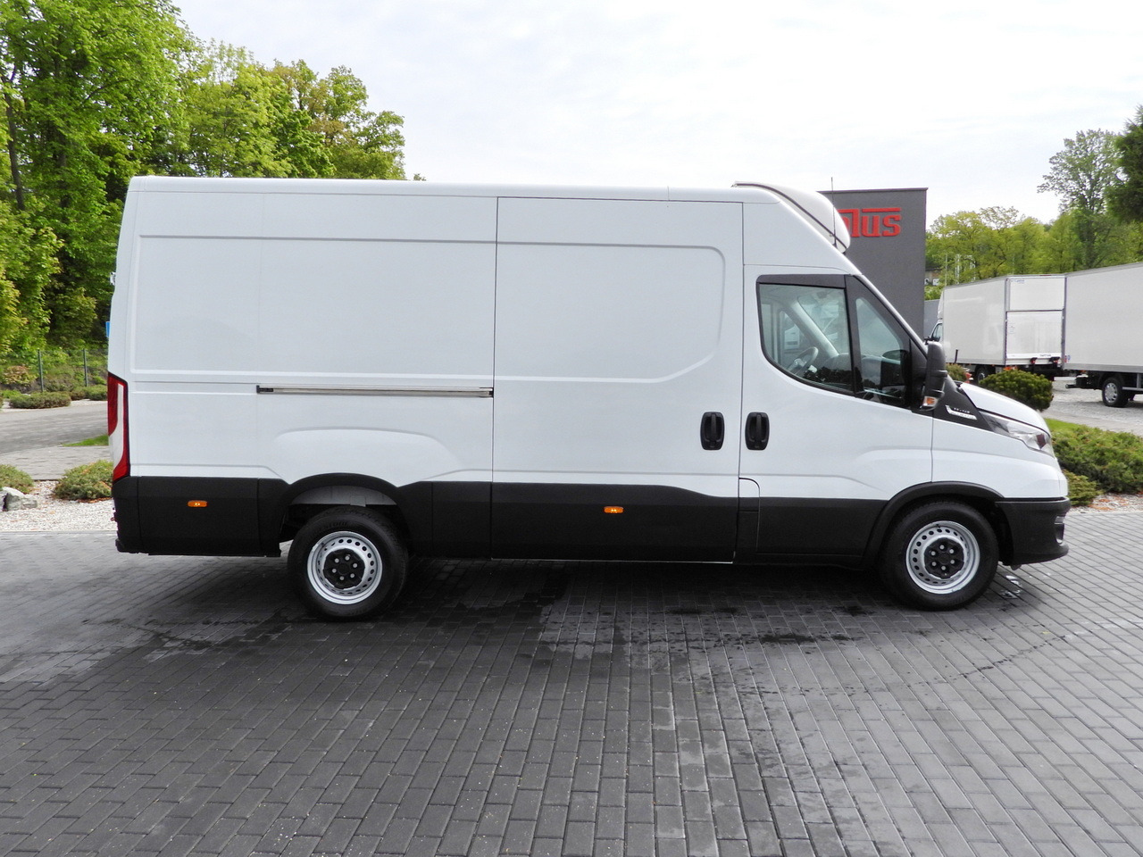 Furgon frigorifer IVECO DAILY 35S14 REFRIGERATOR VAN -10*C POWER SUPPLY 230V CRUISE CONTROL AUTOMATIC TRANSMISSION HI-MATIC AIR CONDITIONING 140HP: foto 7 Furgon frigorifer IVECO DAILY 35S14 REFRIGERATOR VAN -10*C POWER SUPPLY 230V CRUISE CONTROL AUTOMATIC TRANSMISSION HI-MATIC AIR CONDITIONING 140HP: foto 7