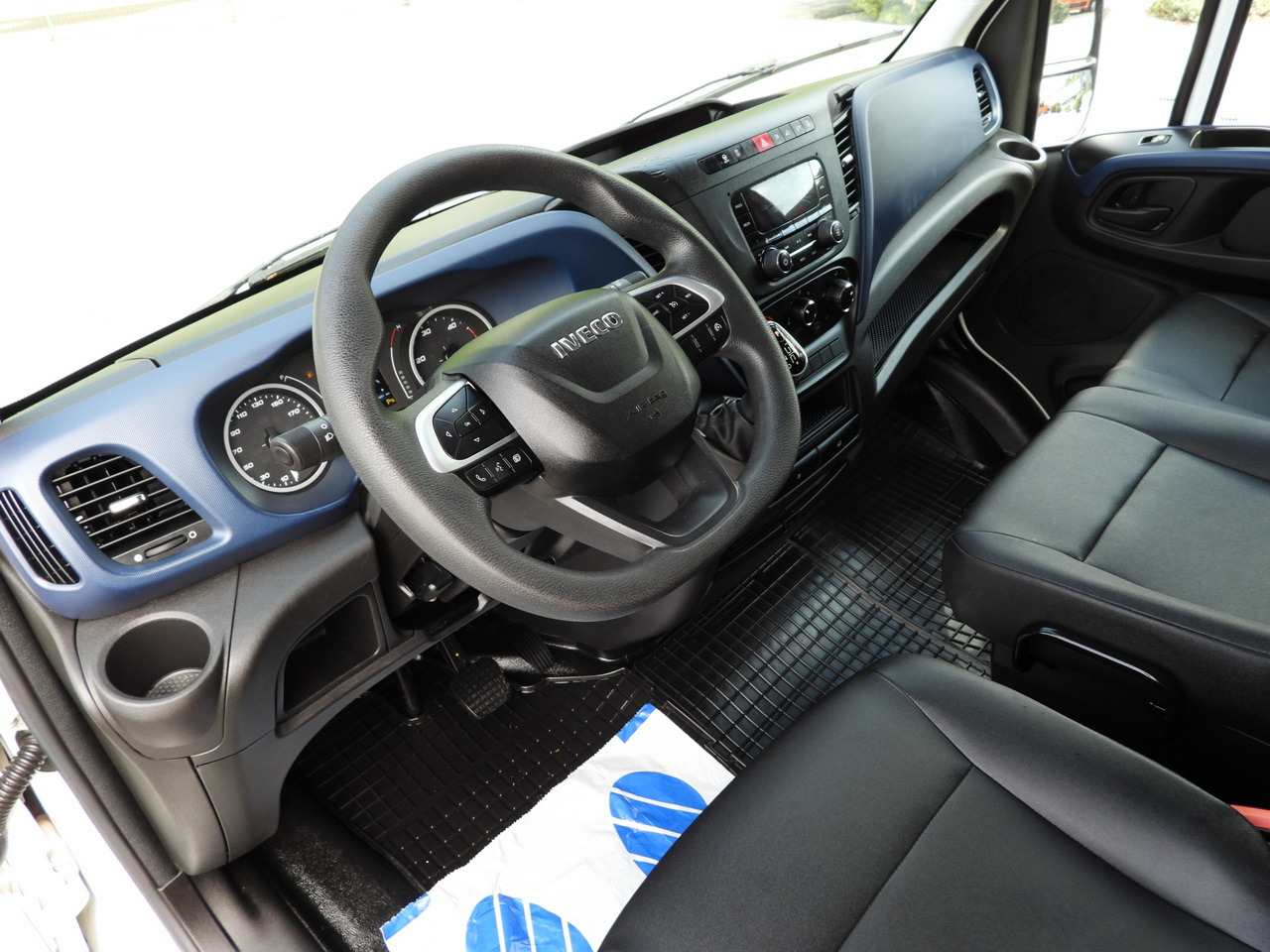 IVECO DAILY 35S14 REFRIGERATOR VAN -10*C POWER SUPPLY 230V CRUISE CONTROL AUTOMATIC TRANSMISSION HI-MATIC AIR CONDITIONING  140HP - Furgon frigorifer: foto 2 IVECO DAILY 35S14 REFRIGERATOR VAN -10*C POWER SUPPLY 230V CRUISE CONTROL AUTOMATIC TRANSMISSION HI-MATIC AIR CONDITIONING  140HP - Furgon frigorifer: foto 2