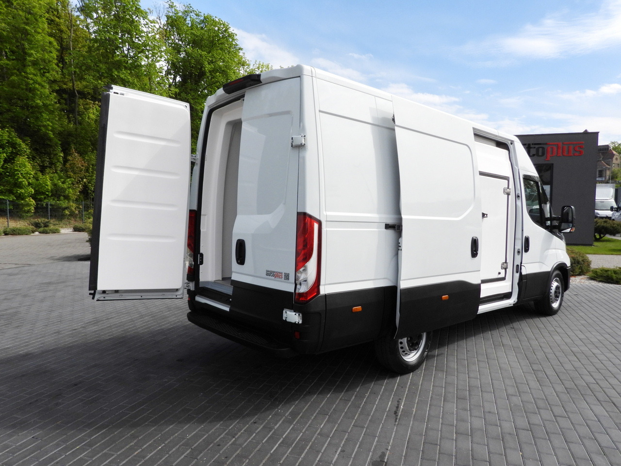 IVECO DAILY 35S14 REFRIGERATOR VAN -10*C POWER SUPPLY 230V CRUISE CONTROL AUTOMATIC TRANSMISSION HI-MATIC AIR CONDITIONING 140HP - Furgon frigorifer: foto 3 IVECO DAILY 35S14 REFRIGERATOR VAN -10*C POWER SUPPLY 230V CRUISE CONTROL AUTOMATIC TRANSMISSION HI-MATIC AIR CONDITIONING 140HP - Furgon frigorifer: foto 3