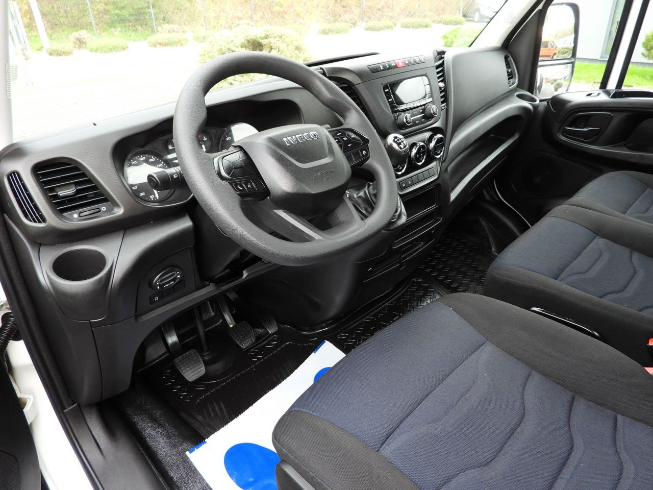 IVECO DAILY 35S14 STAKE BODY 8 PALLETS CRUISE CONTROL AIR CONDITIONING  140HP - Kamioncine me karroceri: foto 2 IVECO DAILY 35S14 STAKE BODY 8 PALLETS CRUISE CONTROL AIR CONDITIONING  140HP - Kamioncine me karroceri: foto 2