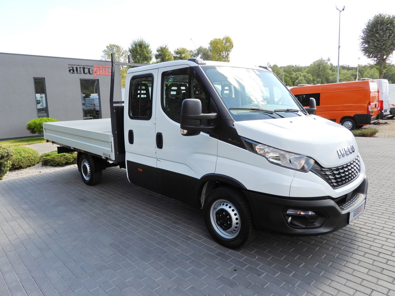 IVECO DAILY 35S14 STAKE BODY DOUBLE CABIN DOKA 7 SEATS CRUISE CONTROL AIR CONDITIONING 135HP - Kamioncine me karroceri: foto 4 IVECO DAILY 35S14 STAKE BODY DOUBLE CABIN DOKA 7 SEATS CRUISE CONTROL AIR CONDITIONING 135HP - Kamioncine me karroceri: foto 4