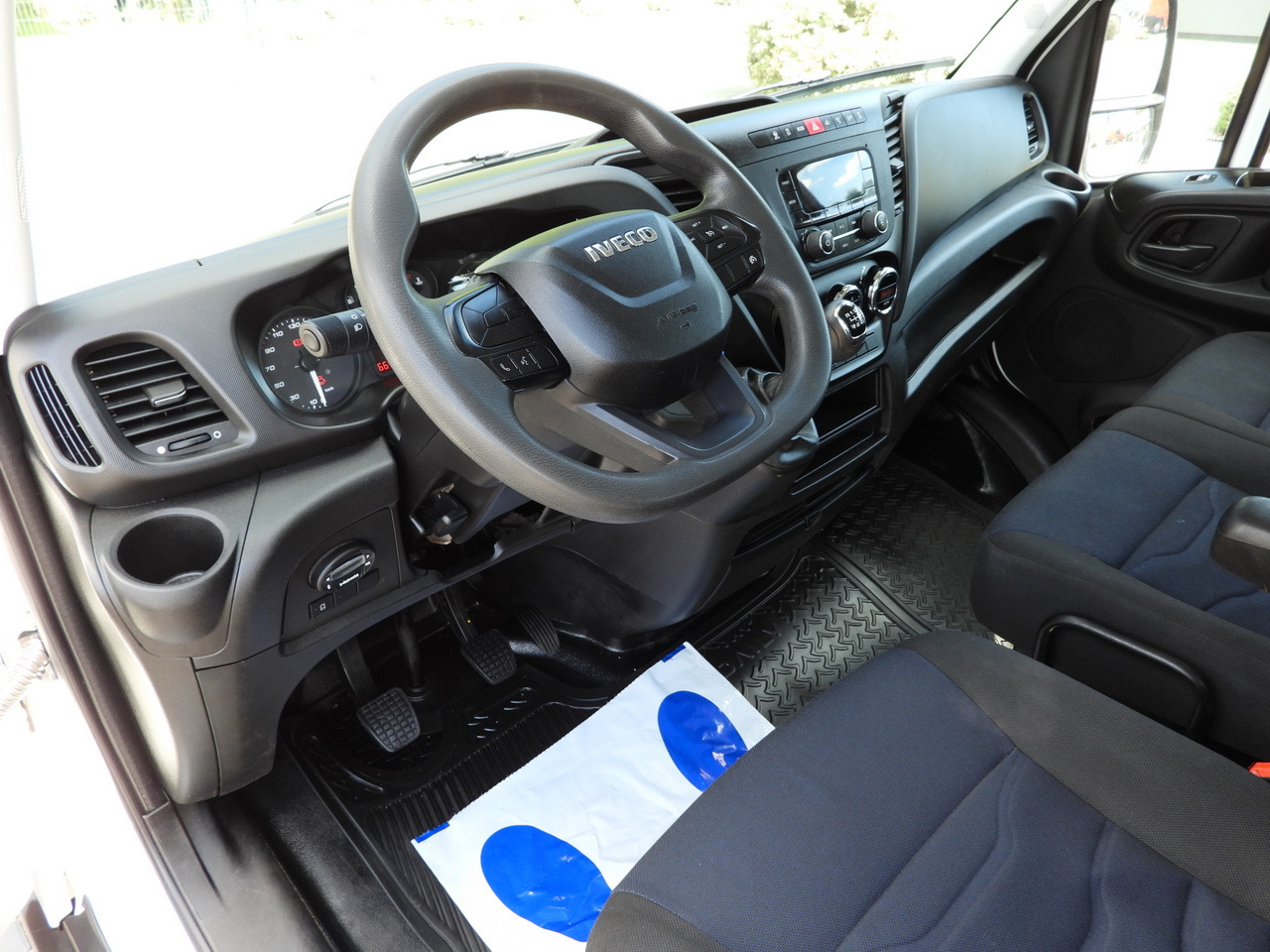 IVECO DAILY 35S14 STAKE BODY DOUBLE CABIN DOKA 7 SEATS CRUISE CONTROL AIR CONDITIONING 135HP - Kamioncine me karroceri: foto 2 IVECO DAILY 35S14 STAKE BODY DOUBLE CABIN DOKA 7 SEATS CRUISE CONTROL AIR CONDITIONING 135HP - Kamioncine me karroceri: foto 2