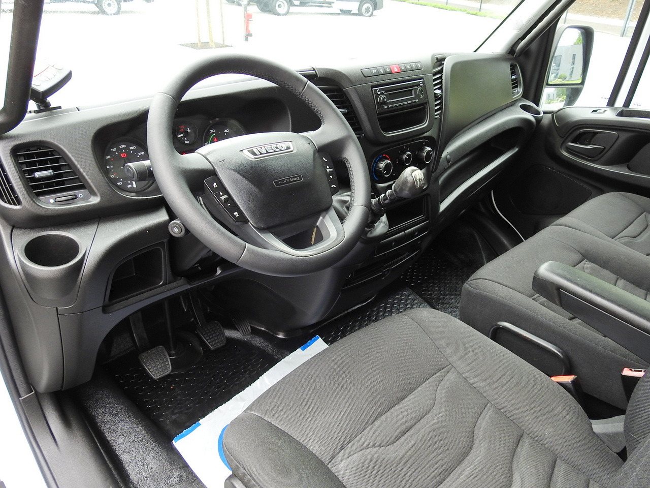 IVECO DAILY 35S15 REGRIGERATOR BOX -12*C 8 PALLETS CRUISE CONTROL TWIN WHEELS AIR CONDITIONING 150HP - Furgon frigorifer: foto 2 IVECO DAILY 35S15 REGRIGERATOR BOX -12*C 8 PALLETS CRUISE CONTROL TWIN WHEELS AIR CONDITIONING 150HP - Furgon frigorifer: foto 2