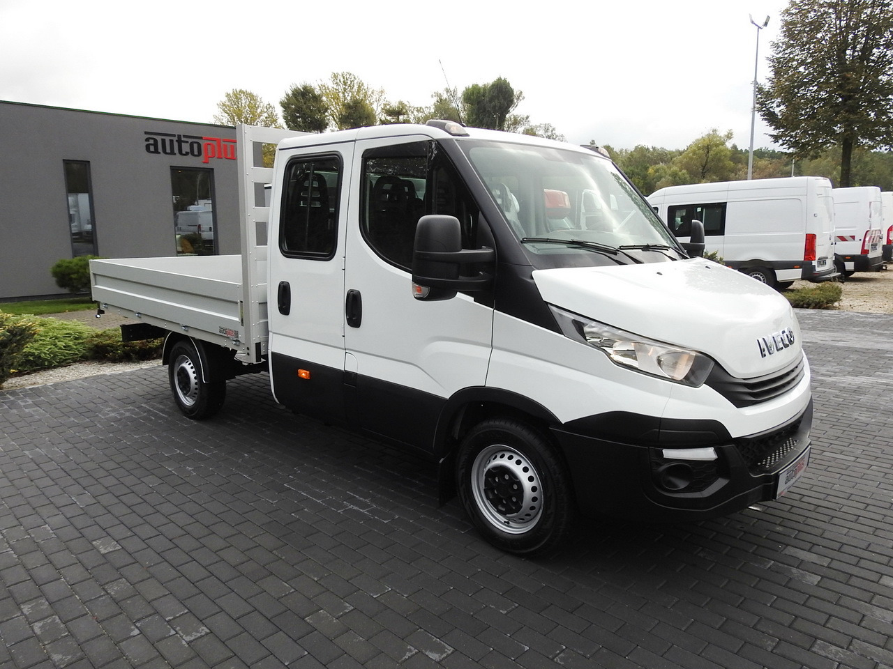 IVECO DAILY 35S15 STAKE BODY DOUBLE CABIN DOKA 7 SEATS AIR CONDITIONING 150HP - Kamioncine me karroceri: foto 4 IVECO DAILY 35S15 STAKE BODY DOUBLE CABIN DOKA 7 SEATS AIR CONDITIONING 150HP - Kamioncine me karroceri: foto 4