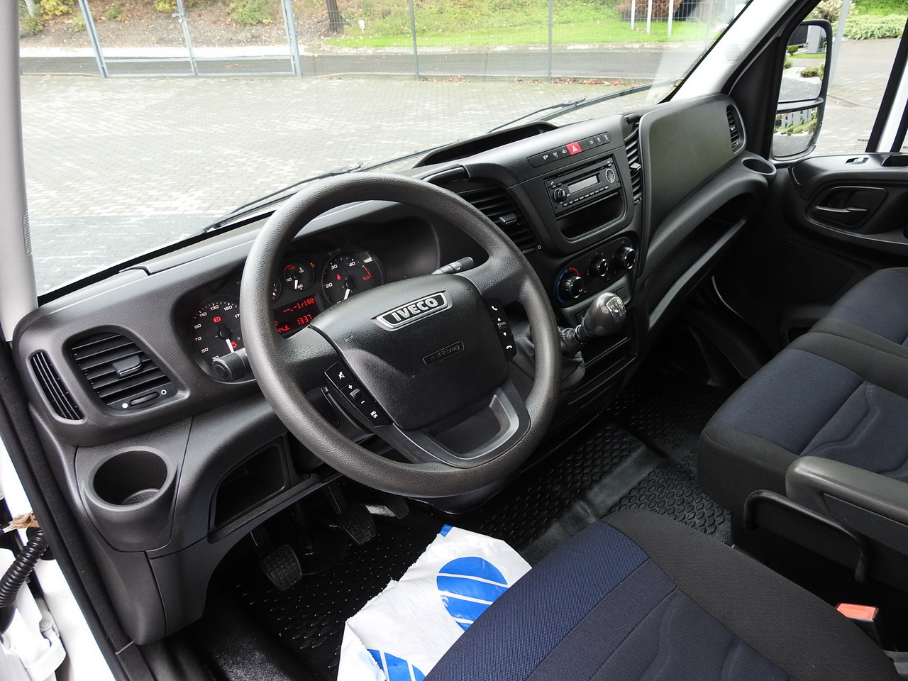 IVECO DAILY 35S15 STAKE BODY DOUBLE CABIN DOKA 7 SEATS AIR CONDITIONING 150HP - Kamioncine me karroceri: foto 2 IVECO DAILY 35S15 STAKE BODY DOUBLE CABIN DOKA 7 SEATS AIR CONDITIONING 150HP - Kamioncine me karroceri: foto 2