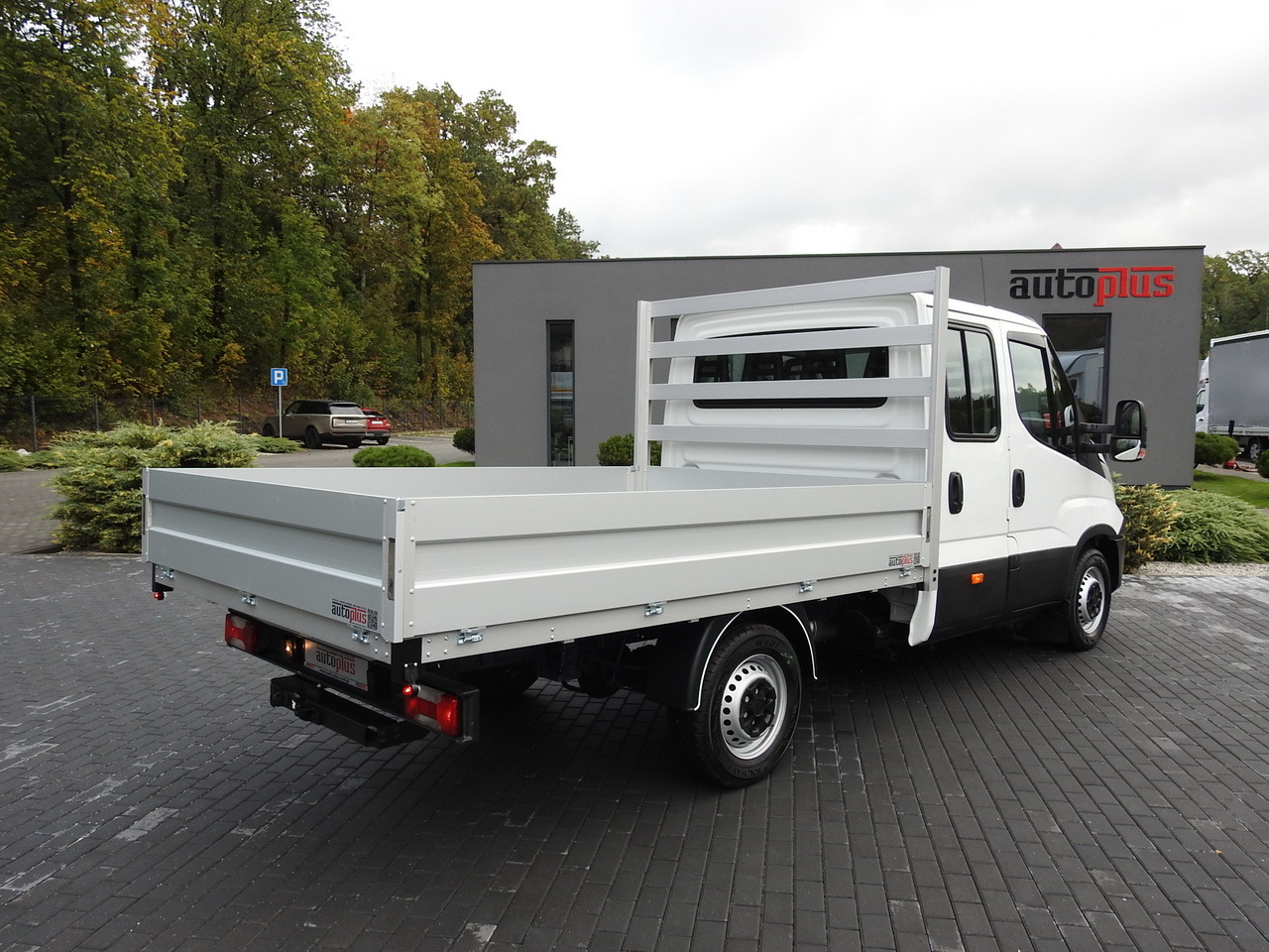 IVECO DAILY 35S15 STAKE BODY DOUBLE CABIN DOKA 7 SEATS AIR CONDITIONING 150HP - Kamioncine me karroceri: foto 3 IVECO DAILY 35S15 STAKE BODY DOUBLE CABIN DOKA 7 SEATS AIR CONDITIONING 150HP - Kamioncine me karroceri: foto 3