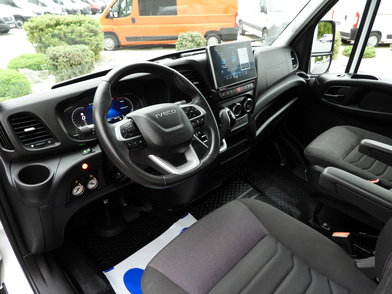 IVECO DAILY 35S18 BOX HI-MATIC LIFT 8 PALLETS CRUISE CONTROL NAVIGATION LED LIGHTS PNEUMATICS AUTOMATIC TRANSMISSION HI-MATIC AIR CONDITIONING 180HP - Kamioncine me kontinier: foto 2 IVECO DAILY 35S18 BOX HI-MATIC LIFT 8 PALLETS CRUISE CONTROL NAVIGATION LED LIGHTS PNEUMATICS AUTOMATIC TRANSMISSION HI-MATIC AIR CONDITIONING 180HP - Kamioncine me kontinier: foto 2