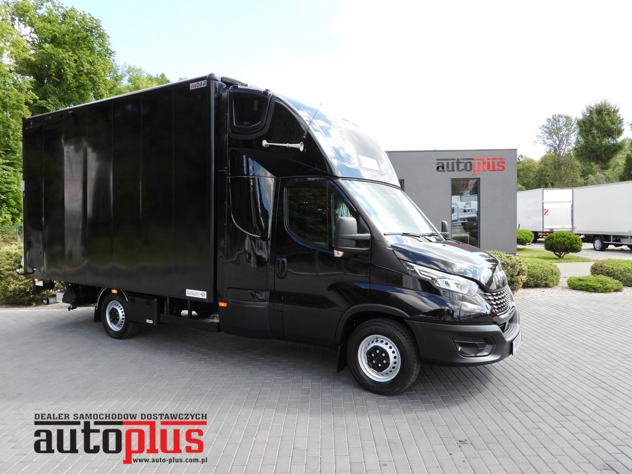 IVECO DAILY 35S18 BOX LIFT 8 PALLETS WEBASTO CRUISE CONTROL NAVIGATION LED LIGHTS PNEUMATICS AIR CONDITIONING 180HP - Kamioncine me kontinier: foto 1 IVECO DAILY 35S18 BOX LIFT 8 PALLETS WEBASTO CRUISE CONTROL NAVIGATION LED LIGHTS PNEUMATICS AIR CONDITIONING 180HP - Kamioncine me kontinier: foto 1