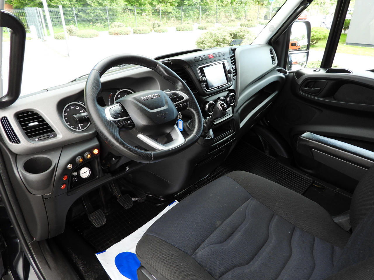 IVECO DAILY 35S18 BOX LIFT 8 PALLETS WEBASTO CRUISE CONTROL NAVIGATION LED LIGHTS PNEUMATICS AIR CONDITIONING 180HP - Kamioncine me kontinier: foto 2 IVECO DAILY 35S18 BOX LIFT 8 PALLETS WEBASTO CRUISE CONTROL NAVIGATION LED LIGHTS PNEUMATICS AIR CONDITIONING 180HP - Kamioncine me kontinier: foto 2