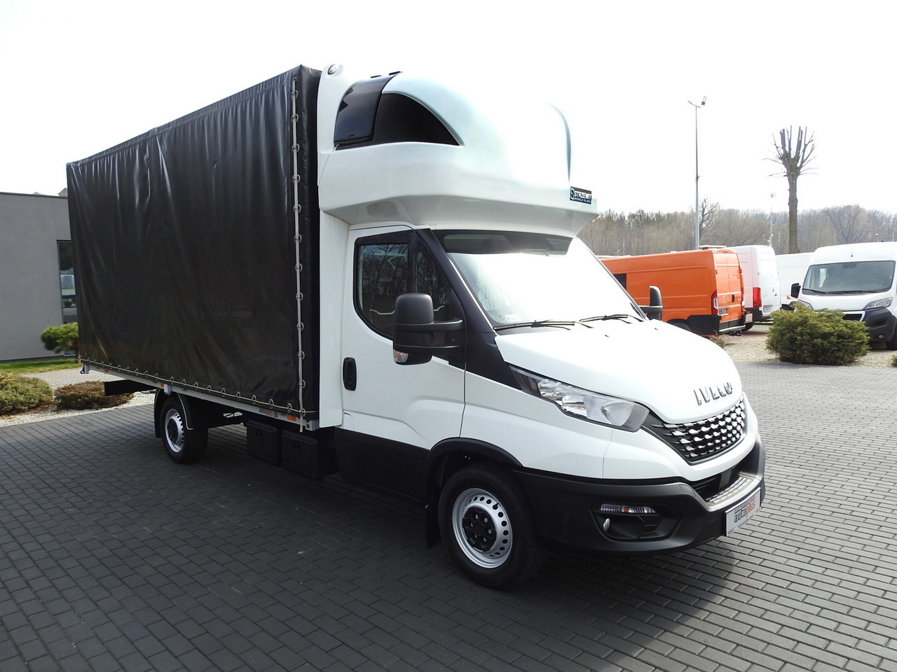 IVECO DAILY 35S18 TARPAULIN 10 PALLETS WEBASTO CRUISE CONTROL AIR CONDITIONING 180HP - Kamioncine me tendë: foto 4 IVECO DAILY 35S18 TARPAULIN 10 PALLETS WEBASTO CRUISE CONTROL AIR CONDITIONING 180HP - Kamioncine me tendë: foto 4