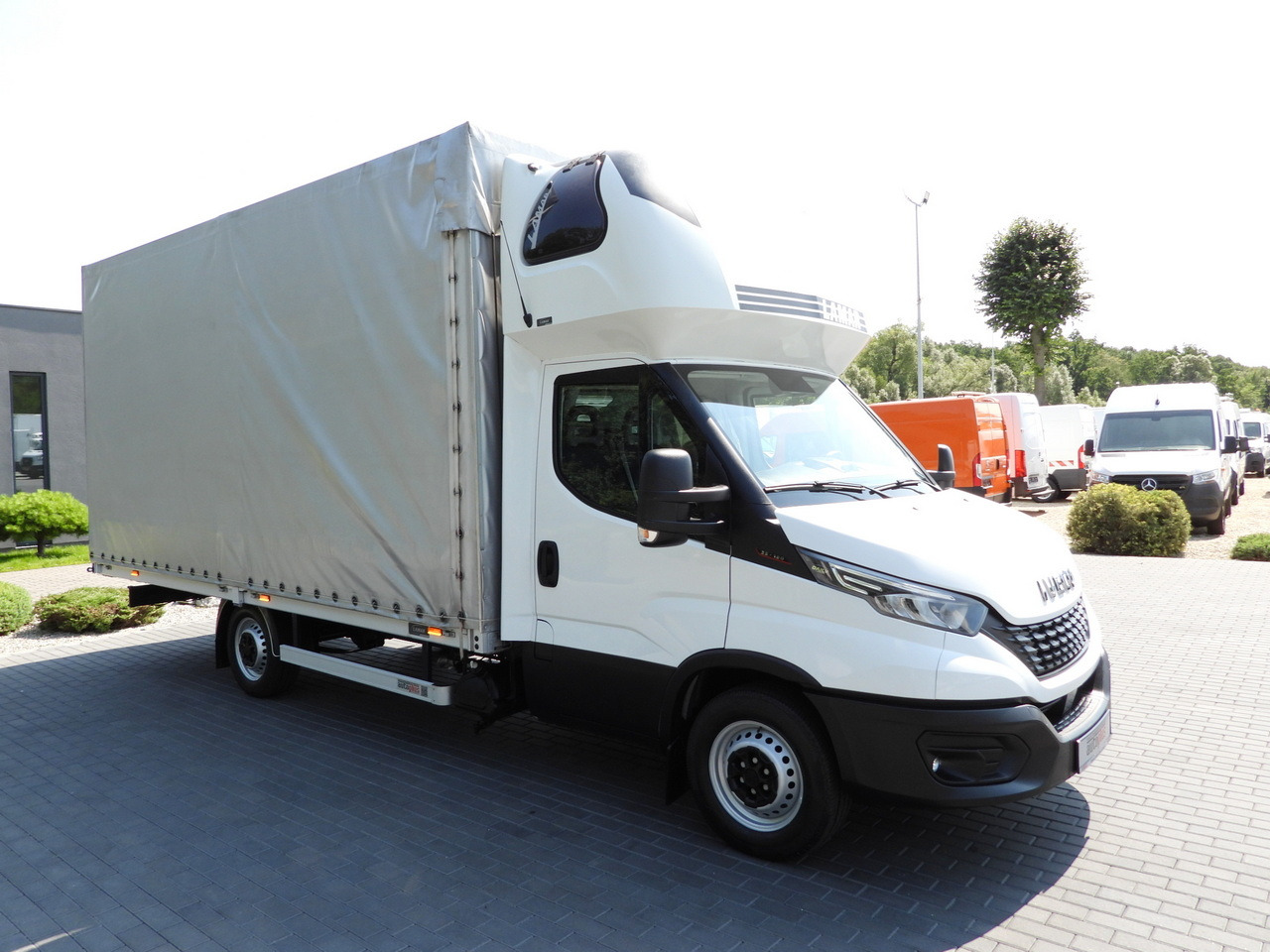 IVECO DAILY 35S18 TARPAULIN 10 PALLETS WEBASTO CRUISE CONTROL LED LIGHTS PNEUMATICS AIR CONDITIONING  180HP - Kamioncine me tendë: foto 4 IVECO DAILY 35S18 TARPAULIN 10 PALLETS WEBASTO CRUISE CONTROL LED LIGHTS PNEUMATICS AIR CONDITIONING  180HP - Kamioncine me tendë: foto 4