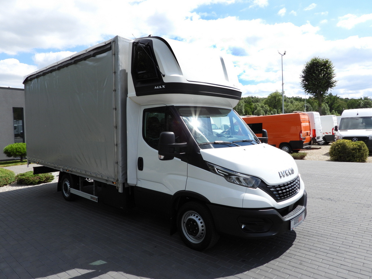 IVECO DAILY 35S18 TARPAULIN 10 PALLETS WEBASTO CRUISE CONTROL NAVIGATION LED LIGHTS AIR CONDITIONING 180HP - Kamioncine me tendë: foto 4 IVECO DAILY 35S18 TARPAULIN 10 PALLETS WEBASTO CRUISE CONTROL NAVIGATION LED LIGHTS AIR CONDITIONING 180HP - Kamioncine me tendë: foto 4