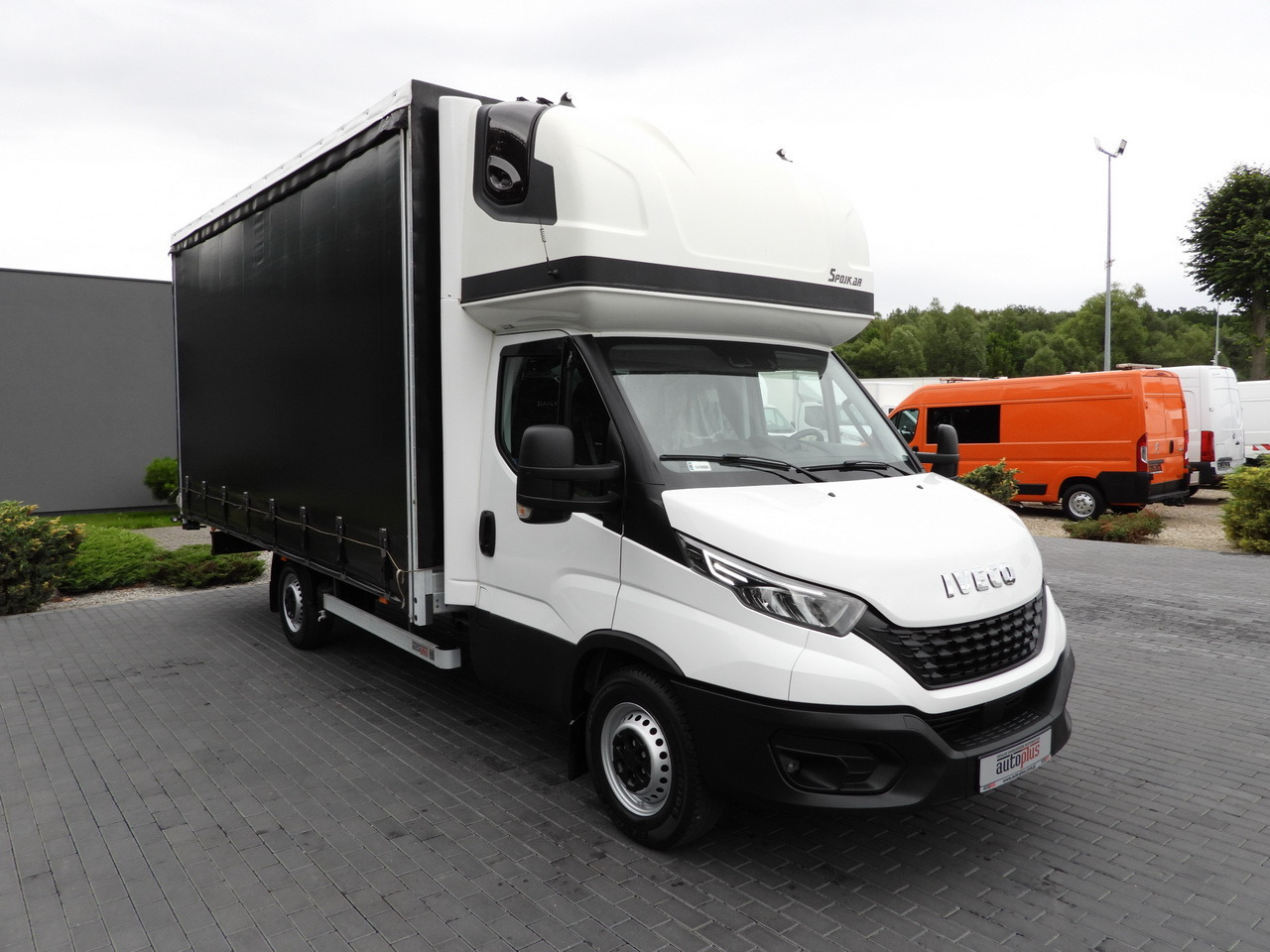 IVECO DAILY 35S18 TARPAULIN 10 PALLETS WEBASTO CRUISE CONTROL NAVIGATION LED LIGHTS AIR CONDITIONING 180HP - Kamioncine me tendë: foto 4 IVECO DAILY 35S18 TARPAULIN 10 PALLETS WEBASTO CRUISE CONTROL NAVIGATION LED LIGHTS AIR CONDITIONING 180HP - Kamioncine me tendë: foto 4