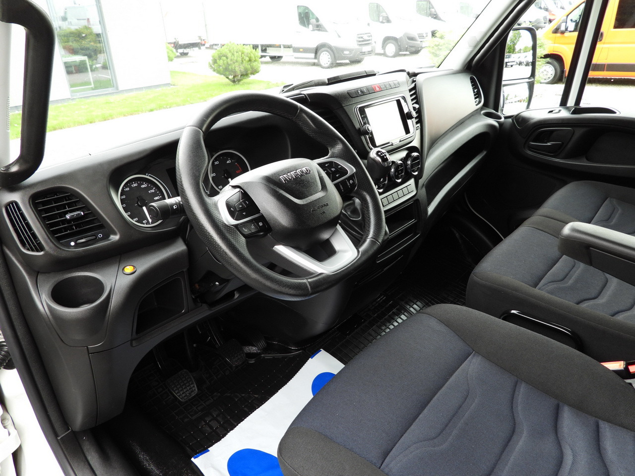 IVECO DAILY 35S18 TARPAULIN 10 PALLETS WEBASTO CRUISE CONTROL NAVIGATION LED LIGHTS AIR CONDITIONING 180HP - Kamioncine me tendë: foto 2 IVECO DAILY 35S18 TARPAULIN 10 PALLETS WEBASTO CRUISE CONTROL NAVIGATION LED LIGHTS AIR CONDITIONING 180HP - Kamioncine me tendë: foto 2