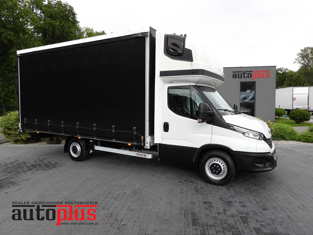 IVECO DAILY 35S18 TARPAULIN 10 PALLETS WEBASTO CRUISE CONTROL NAVIGATION LED LIGHTS AIR CONDITIONING 180HP - Kamioncine me tendë: foto 1 IVECO DAILY 35S18 TARPAULIN 10 PALLETS WEBASTO CRUISE CONTROL NAVIGATION LED LIGHTS AIR CONDITIONING 180HP - Kamioncine me tendë: foto 1