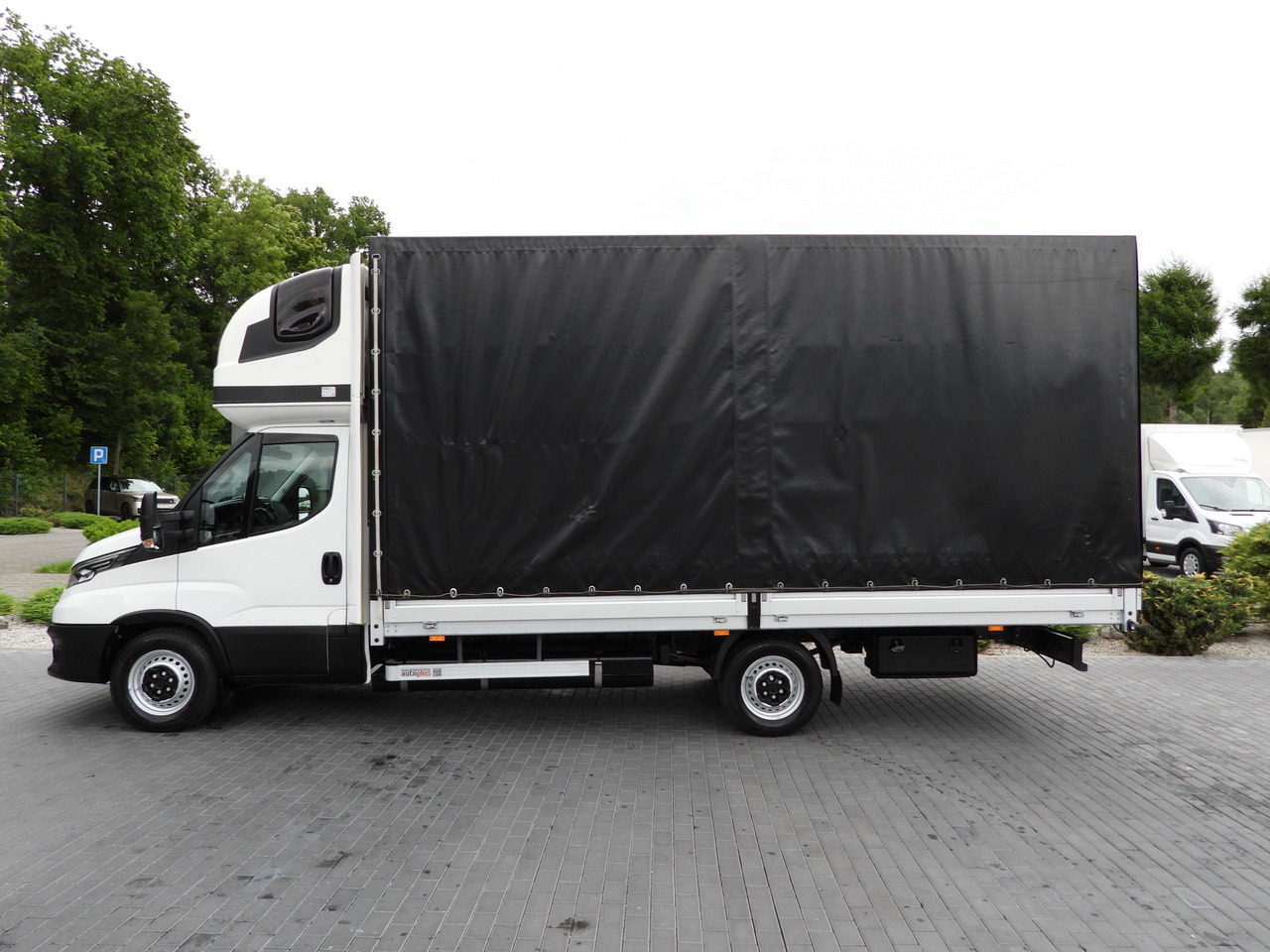 Kamioncine me tendë IVECO DAILY 35S18 TARPAULIN 10 PALLETS WEBASTO CRUISE CONTROL NAVIGATION LED LIGHTS AIR CONDITIONING  180HP: foto 9