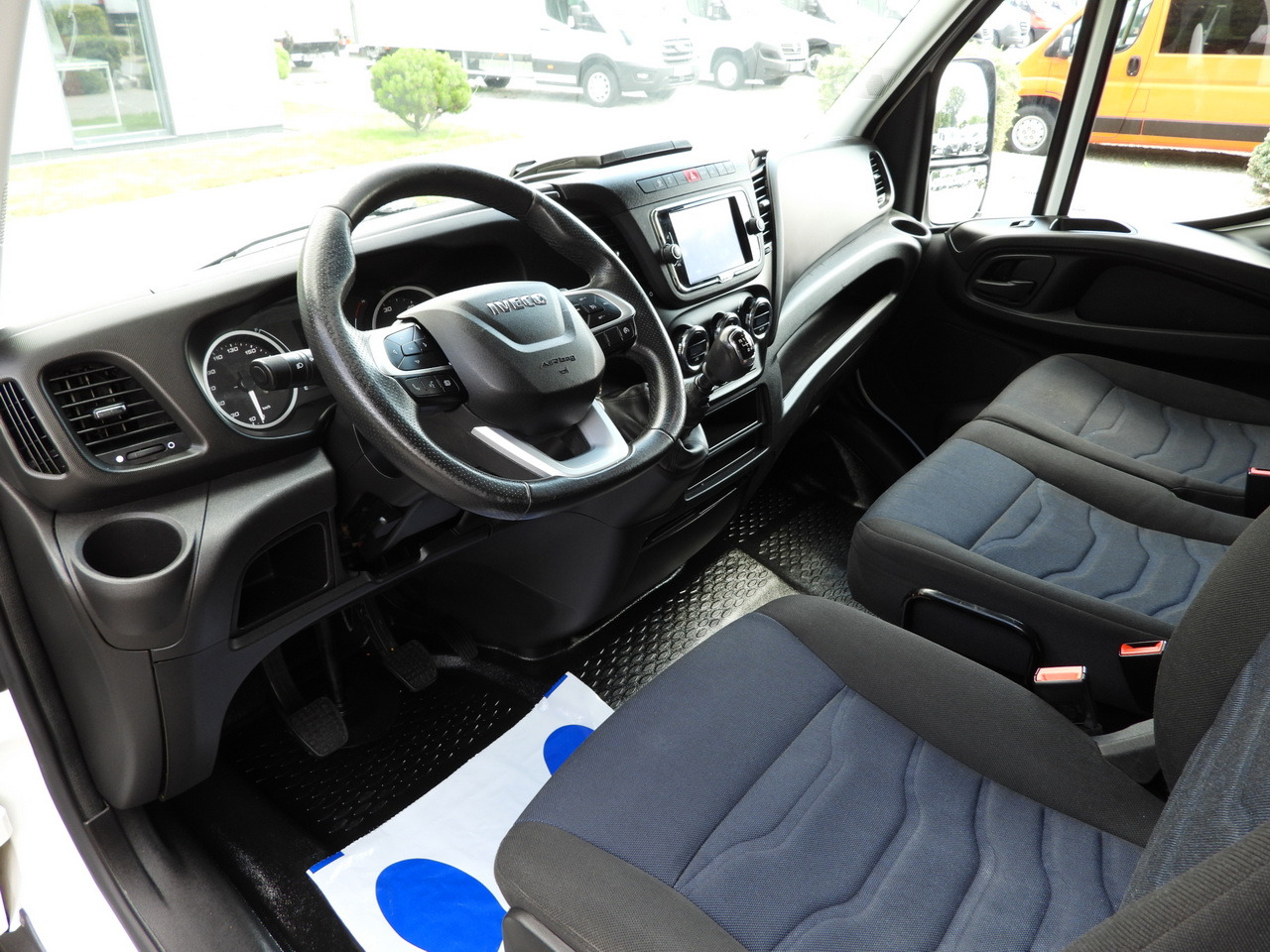 IVECO DAILY 35S18 TARPAULIN 10 PALLETS WEBASTO CRUISE CONTROL NAVIGATION LED LIGHTS AIR CONDITIONING 180HP - Kamioncine me tendë: foto 2 IVECO DAILY 35S18 TARPAULIN 10 PALLETS WEBASTO CRUISE CONTROL NAVIGATION LED LIGHTS AIR CONDITIONING 180HP - Kamioncine me tendë: foto 2