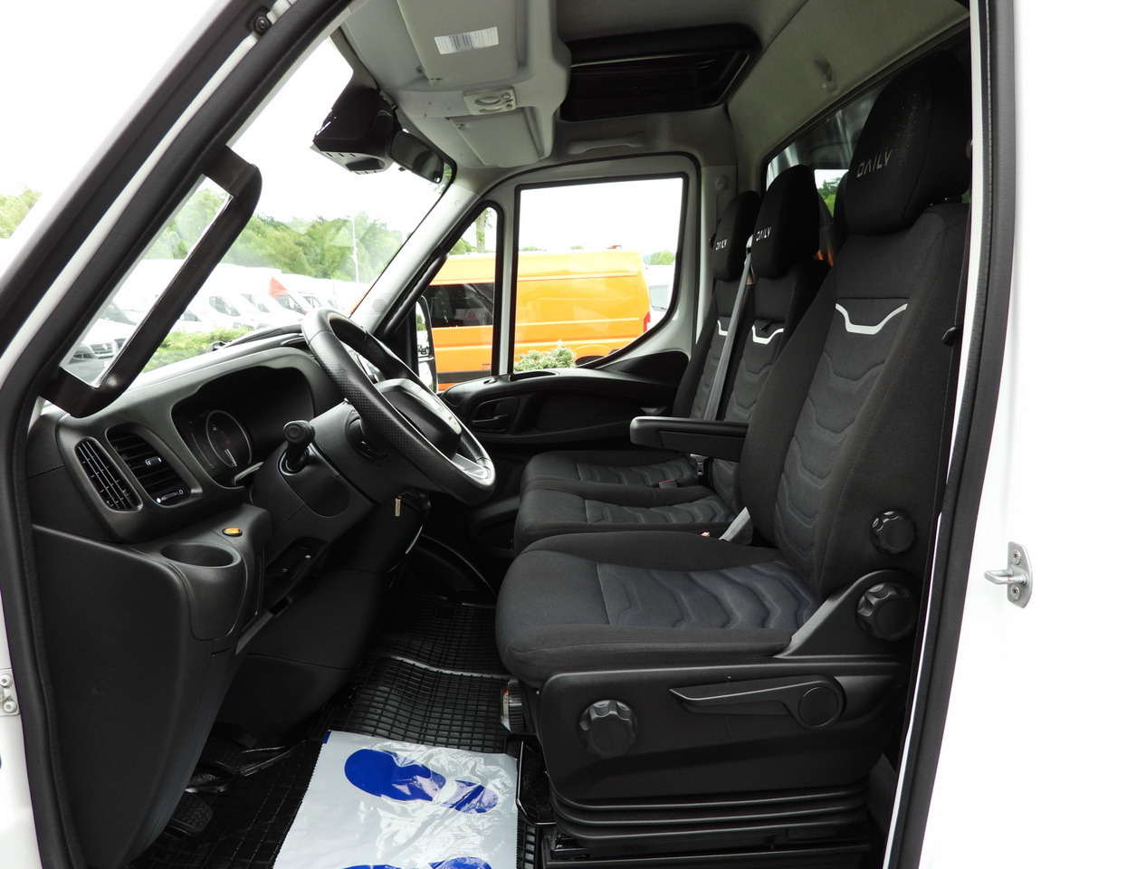 Kamioncine me tendë IVECO DAILY 35S18 TARPAULIN 10 PALLETS WEBASTO CRUISE CONTROL NAVIGATION LED LIGHTS AIR CONDITIONING  180HP: foto 31