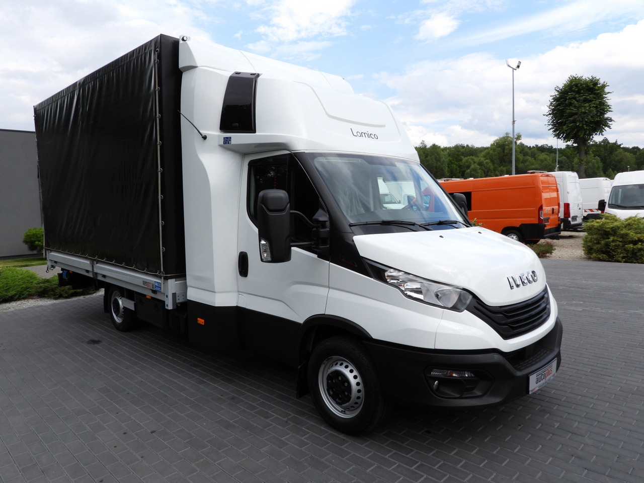 IVECO DAILY 35S18 TARPAULIN LIFT 10 PALLETS WEBASTO CRUISE CONTROL PNEUMATICS AIR CONDITIONING 180HP - Kamioncine me tendë: foto 4 IVECO DAILY 35S18 TARPAULIN LIFT 10 PALLETS WEBASTO CRUISE CONTROL PNEUMATICS AIR CONDITIONING 180HP - Kamioncine me tendë: foto 4