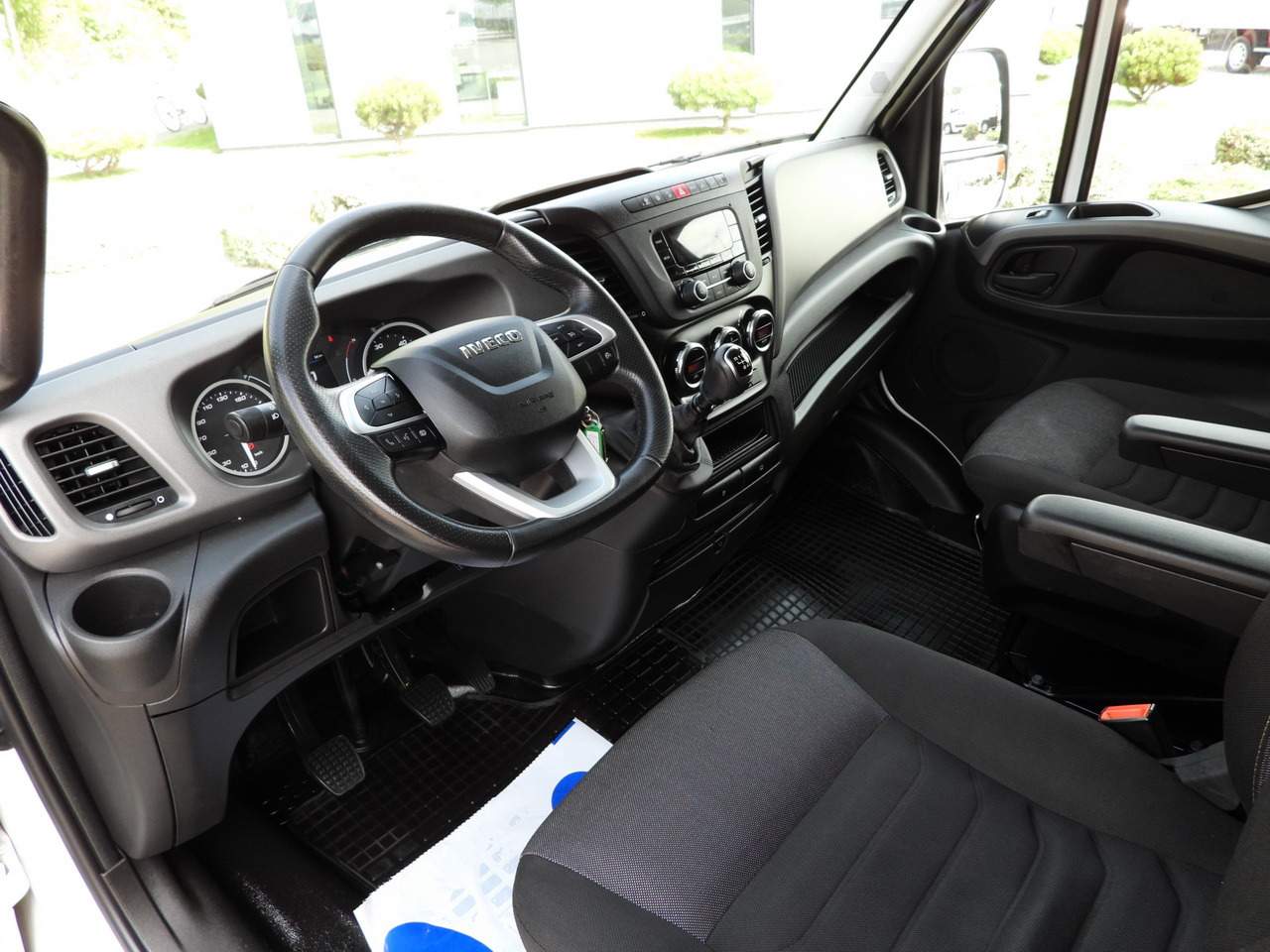 IVECO DAILY 35S18 TARPAULIN LIFT 8 PALLETS CRUISE CONTROL AIR CONDITIONING 180HP - Kamioncine me tendë: foto 2 IVECO DAILY 35S18 TARPAULIN LIFT 8 PALLETS CRUISE CONTROL AIR CONDITIONING 180HP - Kamioncine me tendë: foto 2
