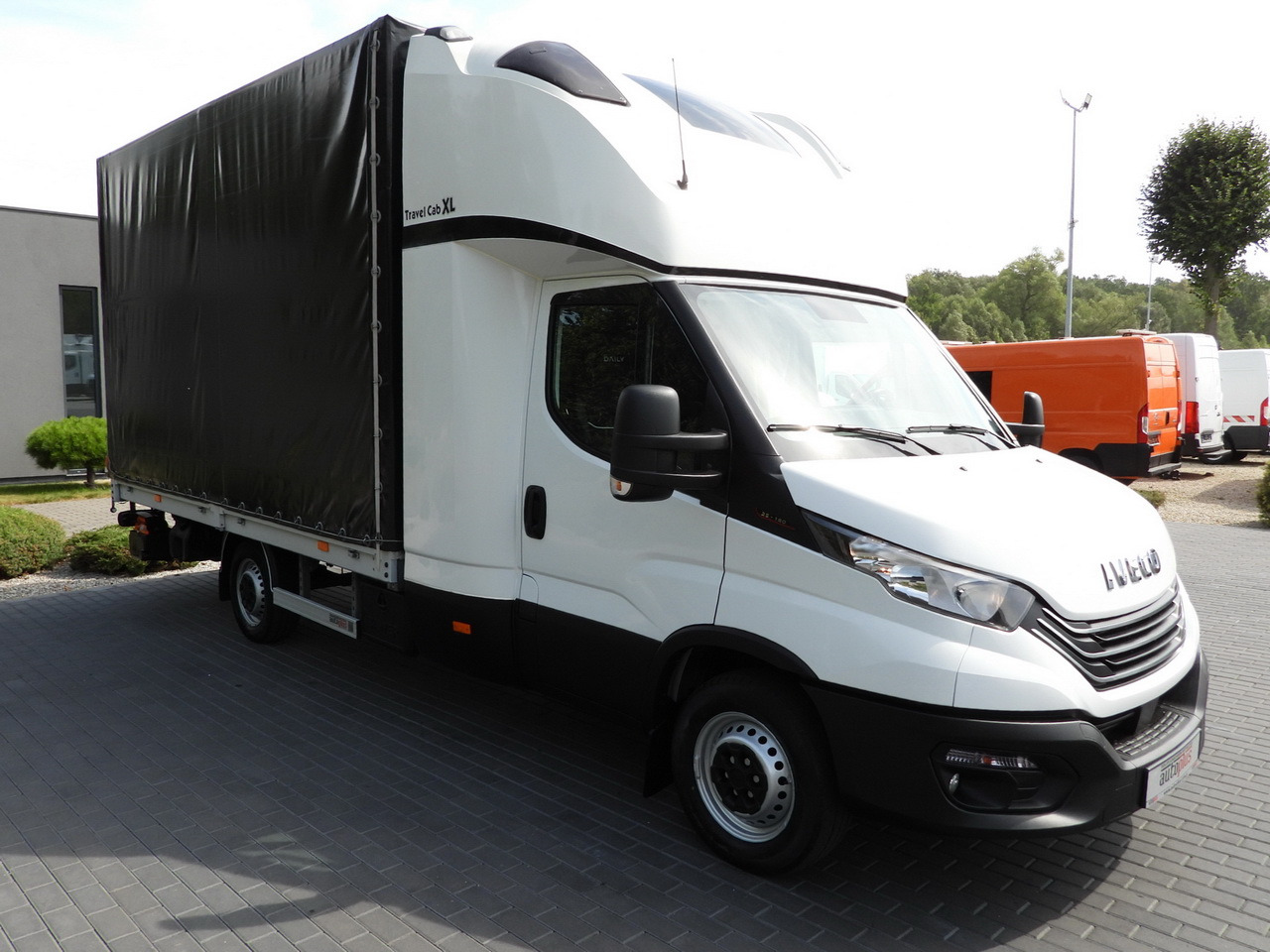 IVECO DAILY 35S18 TARPAULIN LIFT 8 PALLETS CRUISE CONTROL AIR CONDITIONING 180HP - Kamioncine me tendë: foto 4 IVECO DAILY 35S18 TARPAULIN LIFT 8 PALLETS CRUISE CONTROL AIR CONDITIONING 180HP - Kamioncine me tendë: foto 4