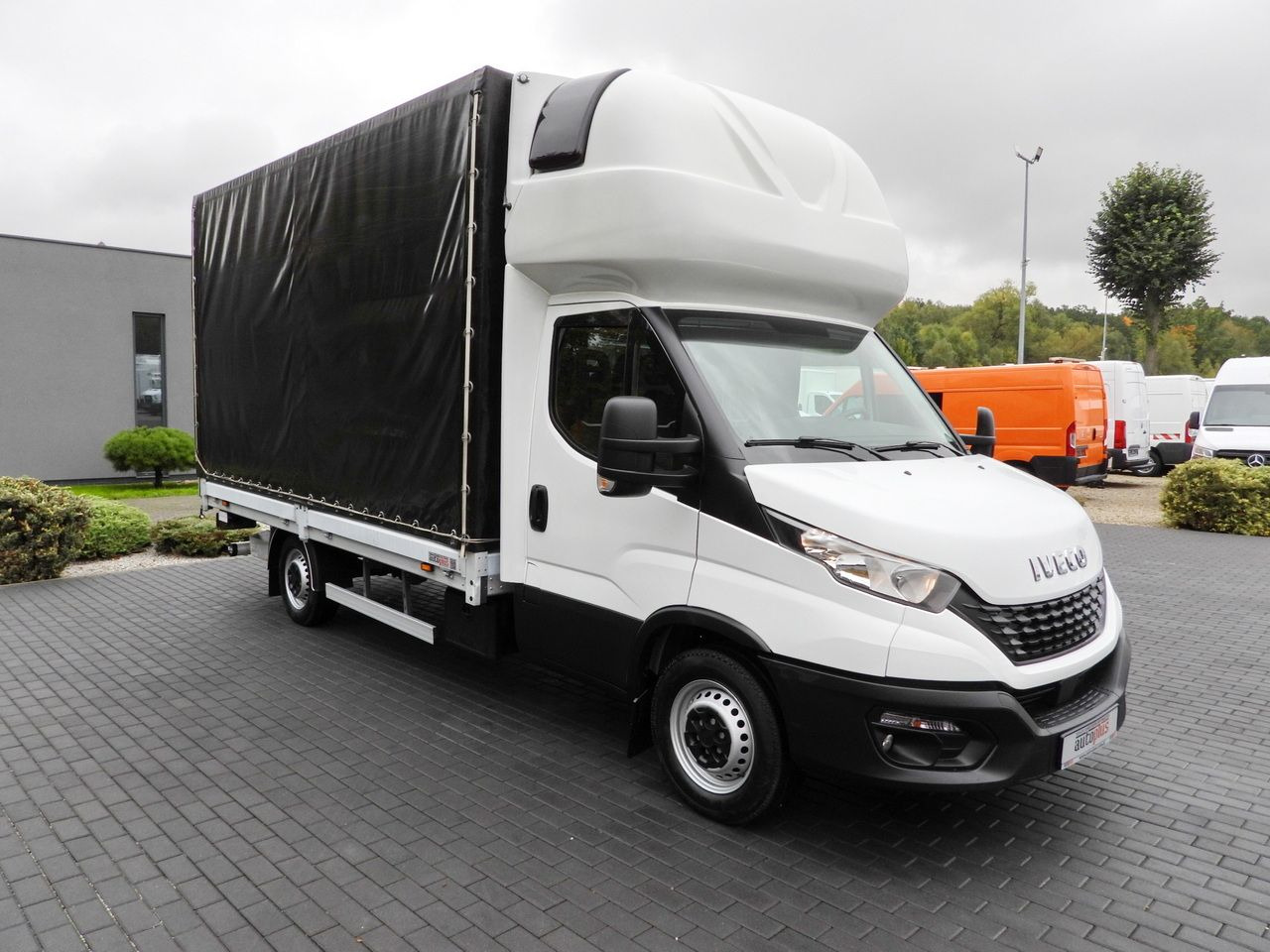 IVECO DAILY 35S18 TARPAULIN LIFT 8 PALLETS WEBASTO CRUISE CONTROL AIR CONDITIONING 180HP - Kamioncine me tendë: foto 4 IVECO DAILY 35S18 TARPAULIN LIFT 8 PALLETS WEBASTO CRUISE CONTROL AIR CONDITIONING 180HP - Kamioncine me tendë: foto 4