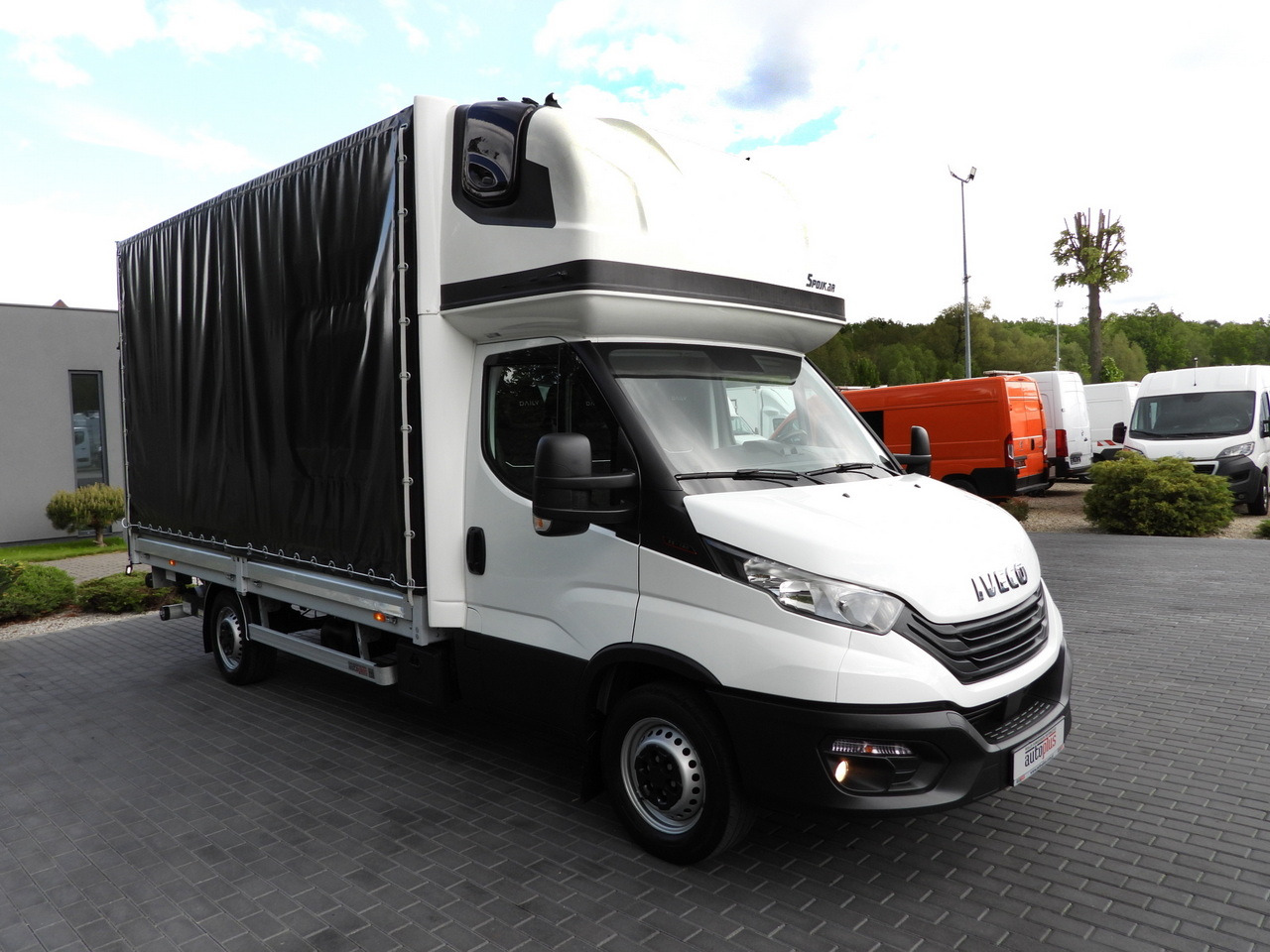 IVECO DAILY 35S18 TARPAULIN LIFT 8 PALLETS WEBASTO CRUISE CONTROL AIR CONDITIONING 180HP - Kamioncine me tendë: foto 4 IVECO DAILY 35S18 TARPAULIN LIFT 8 PALLETS WEBASTO CRUISE CONTROL AIR CONDITIONING 180HP - Kamioncine me tendë: foto 4
