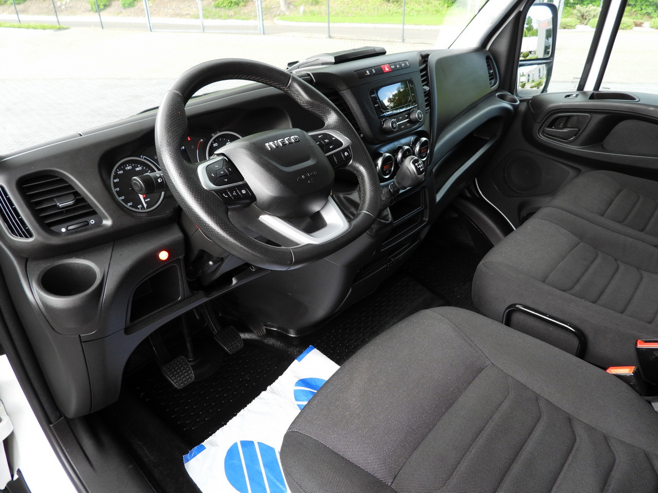 IVECO DAILY 35S18 TARPAULIN LIFT 8 PALLETS WEBASTO CRUISE CONTROL AIR CONDITIONING 180HP - Kamioncine me tendë: foto 2 IVECO DAILY 35S18 TARPAULIN LIFT 8 PALLETS WEBASTO CRUISE CONTROL AIR CONDITIONING 180HP - Kamioncine me tendë: foto 2