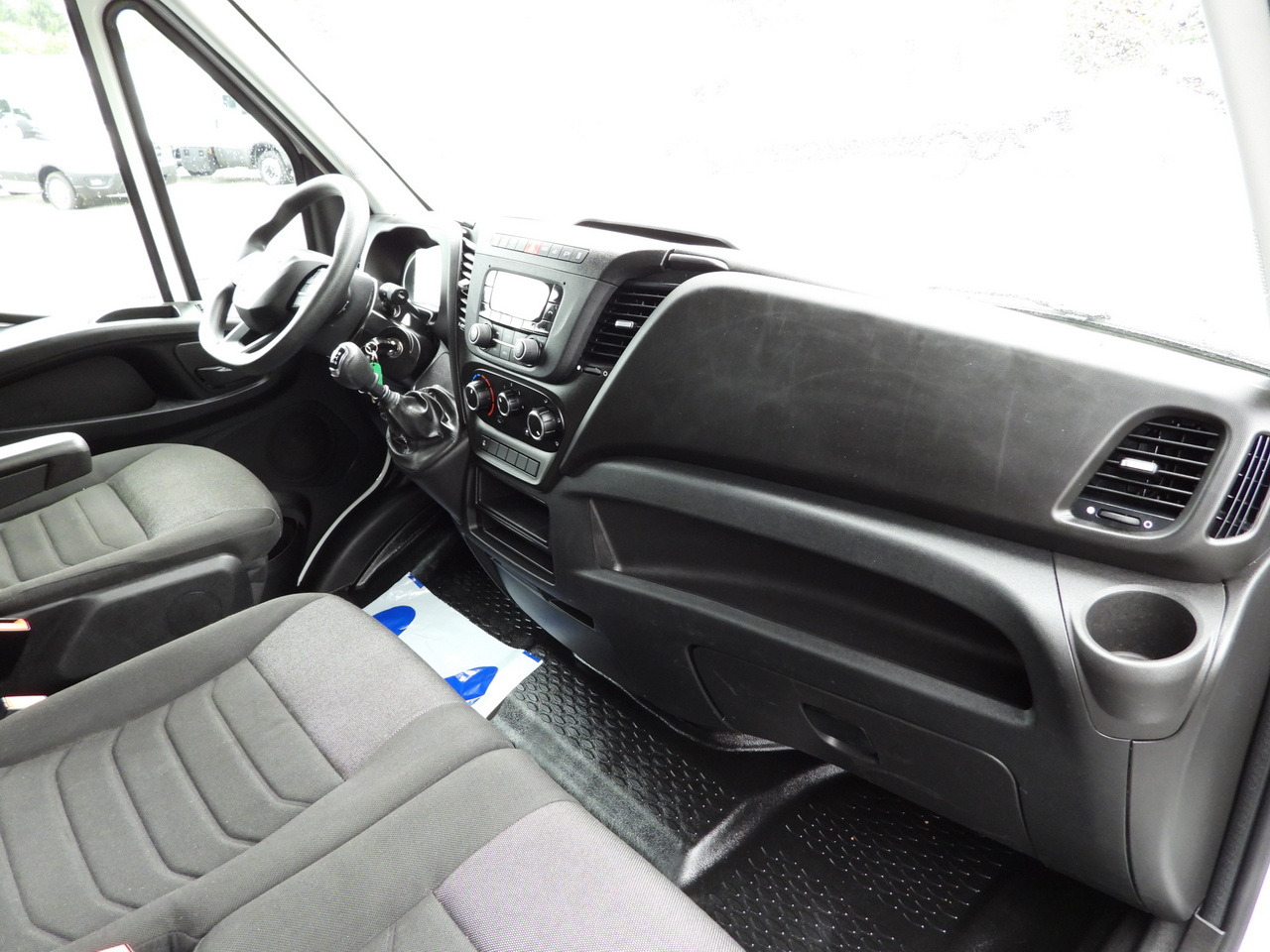 Kamioncine me tendë IVECO DAILY 35S18 TARPAULIN LIFT 8 PALLETS WEBASTO CRUISE CONTROL LED LIGHTS AIR CONDITIONING  180HP: foto 45