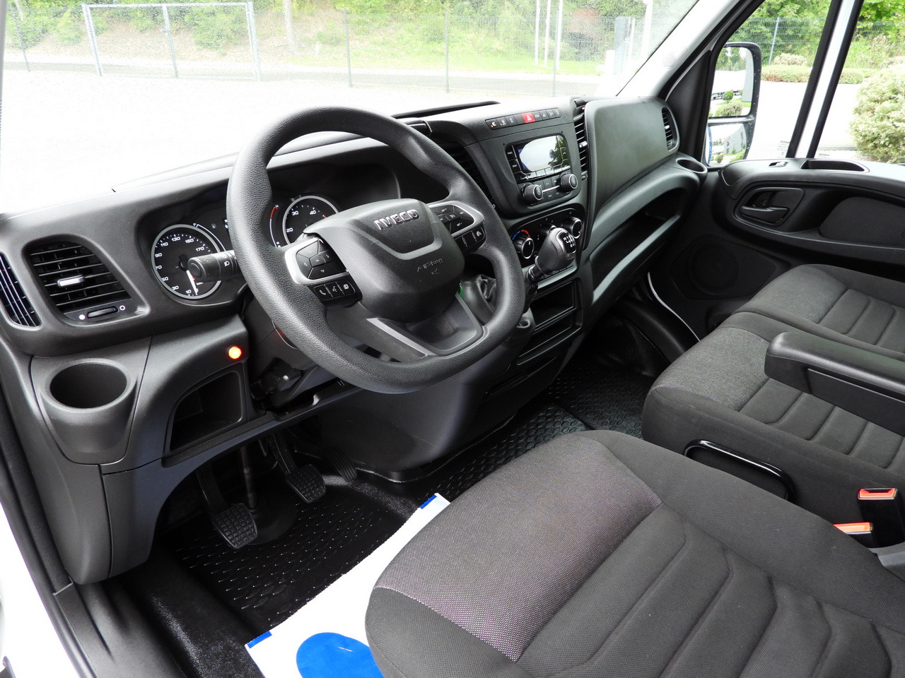 IVECO DAILY 35S18 TARPAULIN LIFT 8 PALLETS WEBASTO CRUISE CONTROL LED LIGHTS AIR CONDITIONING 180HP - Kamioncine me tendë: foto 2 IVECO DAILY 35S18 TARPAULIN LIFT 8 PALLETS WEBASTO CRUISE CONTROL LED LIGHTS AIR CONDITIONING 180HP - Kamioncine me tendë: foto 2