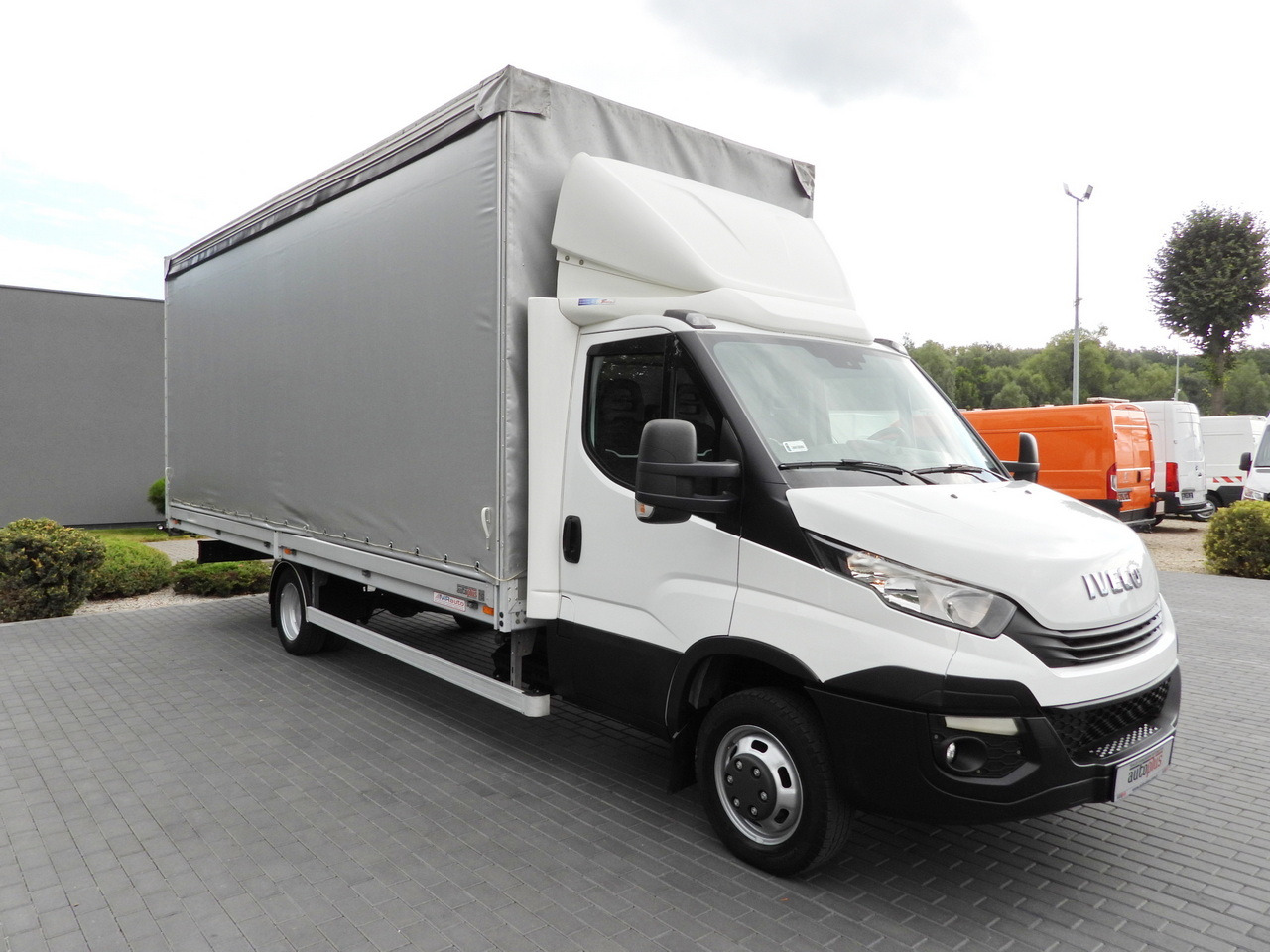 IVECO DAILY 50C15 TARPAULIN 12 PALLETS CRUISE CONTROL TWIN WHEELS AIR CONDITIONING 150HP - Kamioncine me tendë: foto 4 IVECO DAILY 50C15 TARPAULIN 12 PALLETS CRUISE CONTROL TWIN WHEELS AIR CONDITIONING 150HP - Kamioncine me tendë: foto 4