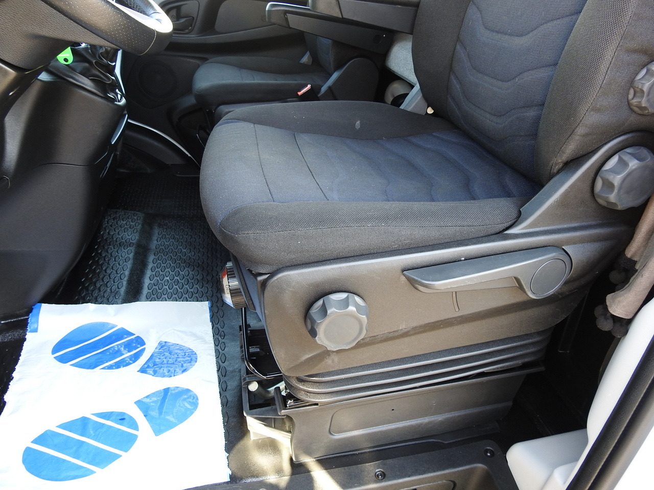 Kamioncine me kontinier IVECO DAILY 70C18 BOX LIFT 14 PALLETS WEBASTO CRUISE CONTROL NAVIGATION LED LIGHTS TWIN WHEELS AIR CONDITIONING  180HP: foto 33