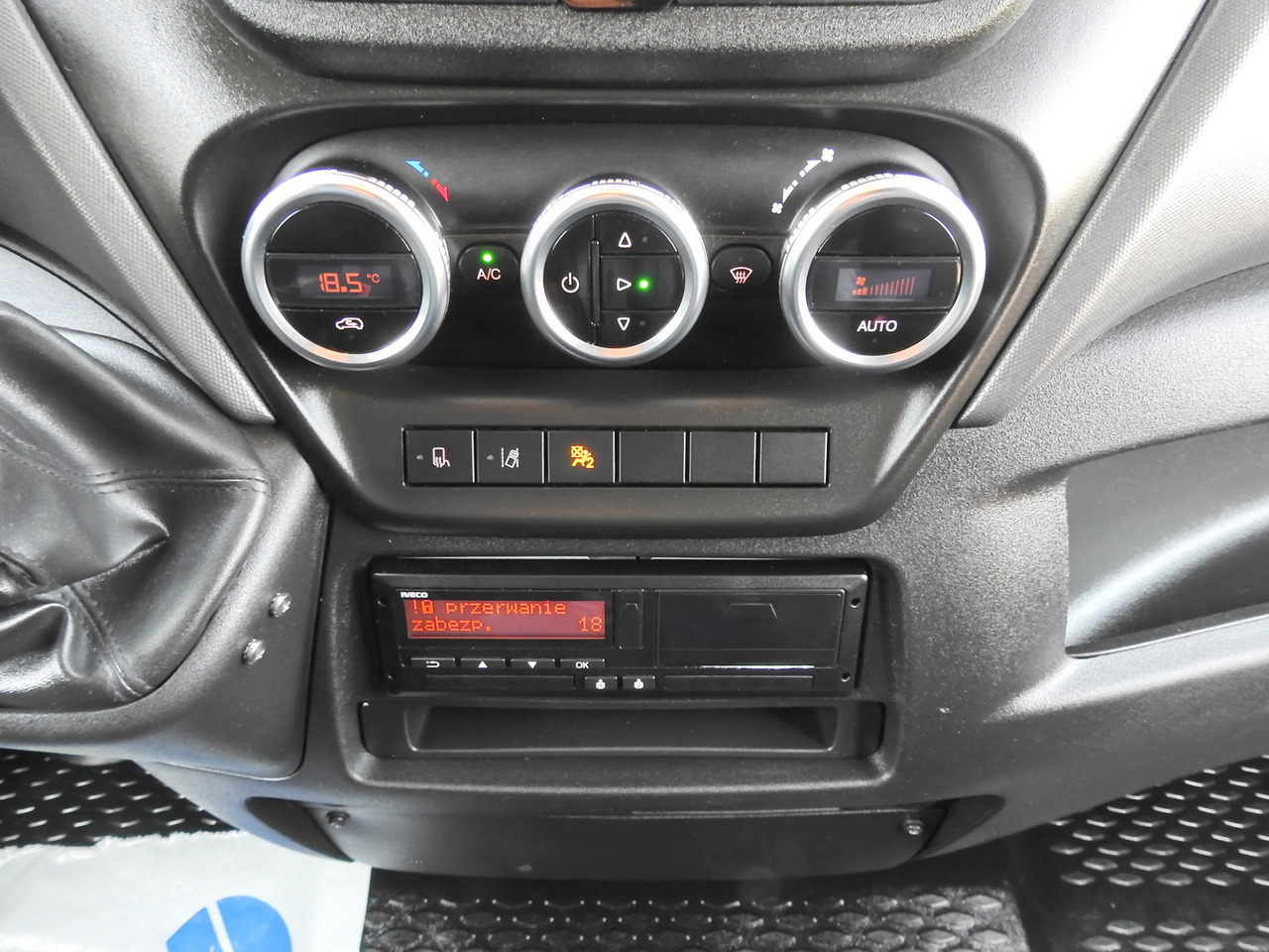 Kamioncine me kontinier IVECO DAILY 70C18 BOX LIFT 14 PALLETS WEBASTO CRUISE CONTROL NAVIGATION LED LIGHTS TWIN WHEELS AIR CONDITIONING  180HP: foto 42