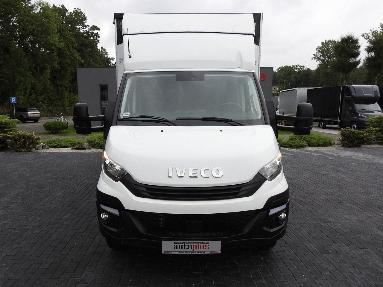 IVECO DAILY 70C18 TARPAULIN LIFT 12 PALLETS WEBASTO CRUISE CONTROL TWIN WHEELS AIR CONDITIONING 180HP - Kamioncine me tendë: foto 5 IVECO DAILY 70C18 TARPAULIN LIFT 12 PALLETS WEBASTO CRUISE CONTROL TWIN WHEELS AIR CONDITIONING 180HP - Kamioncine me tendë: foto 5