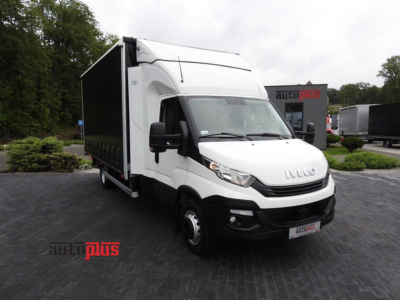 IVECO DAILY 70C18 TARPAULIN LIFT 12 PALLETS WEBASTO CRUISE CONTROL TWIN WHEELS AIR CONDITIONING 180HP - Kamioncine me tendë: foto 1 IVECO DAILY 70C18 TARPAULIN LIFT 12 PALLETS WEBASTO CRUISE CONTROL TWIN WHEELS AIR CONDITIONING 180HP - Kamioncine me tendë: foto 1