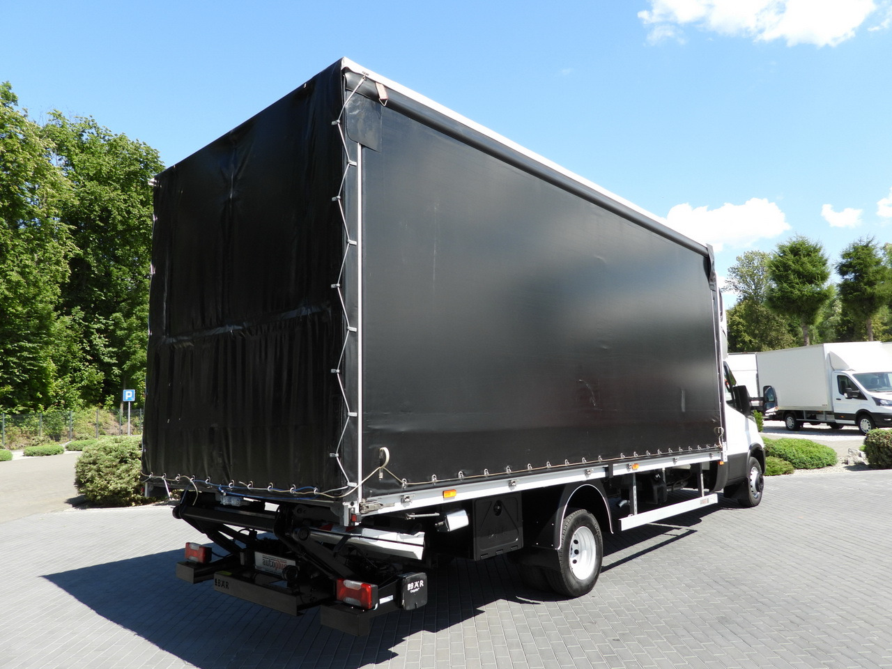 IVECO DAILY 70C18 TARPAULIN LIFT 14 PALLETS WEBASTO CRUISE CONTROL LED LIGHTS TWIN WHEELS AIR CONDITIONING 180HP - Kamioncine me tendë: foto 3 IVECO DAILY 70C18 TARPAULIN LIFT 14 PALLETS WEBASTO CRUISE CONTROL LED LIGHTS TWIN WHEELS AIR CONDITIONING 180HP - Kamioncine me tendë: foto 3